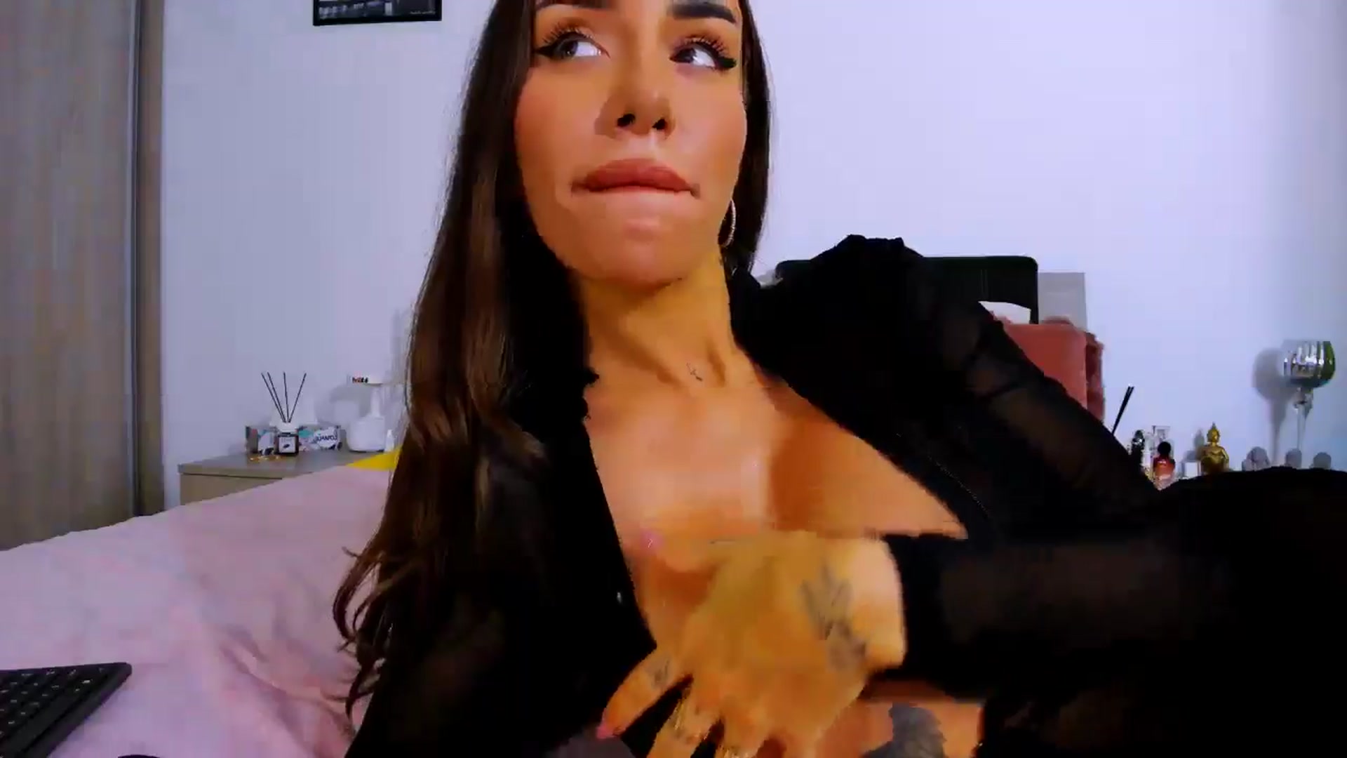 Gallery image thumbnail from Akira10's myfreecams stream on, 10/29/2025, 13:07 image 15 of 20