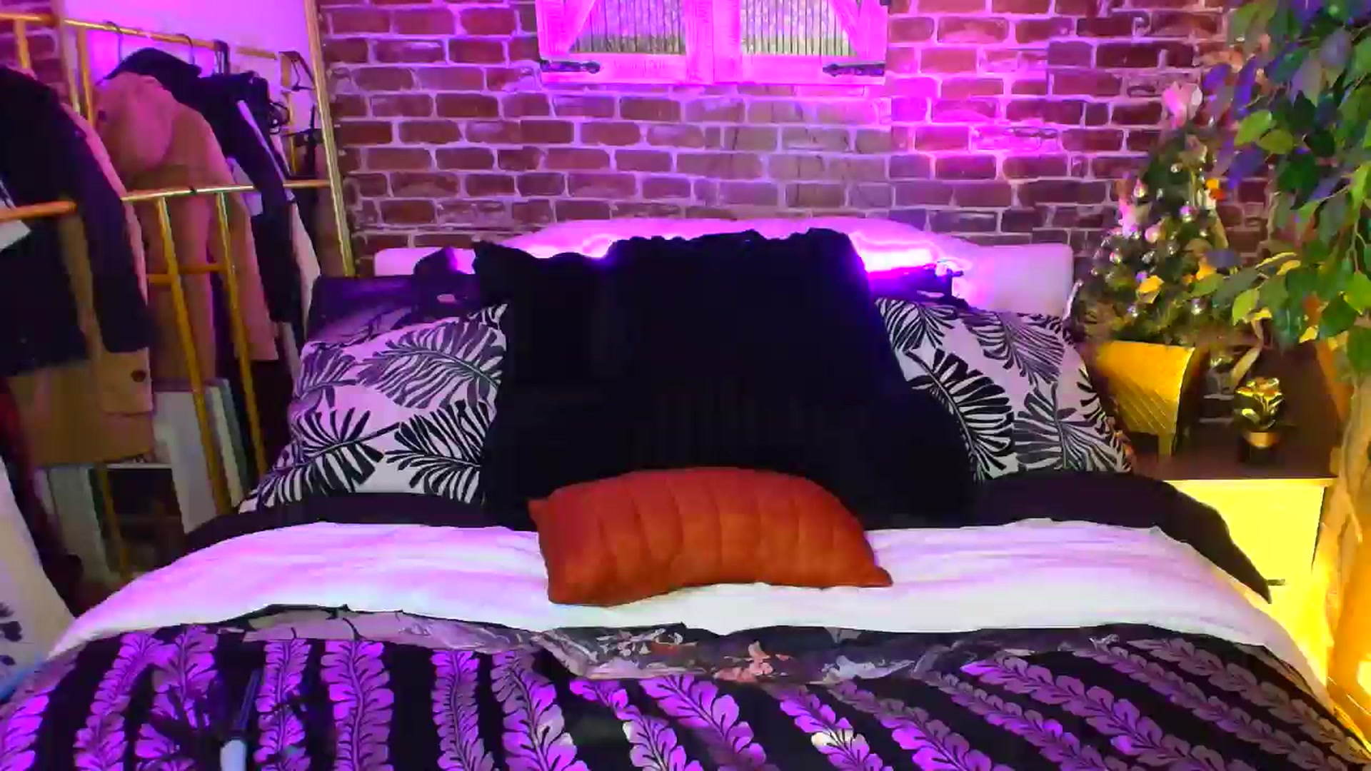 Gallery image thumbnail from AlabamaWhirly's myfreecams stream on, 12/01/2025, 15:37 image 10 of 20