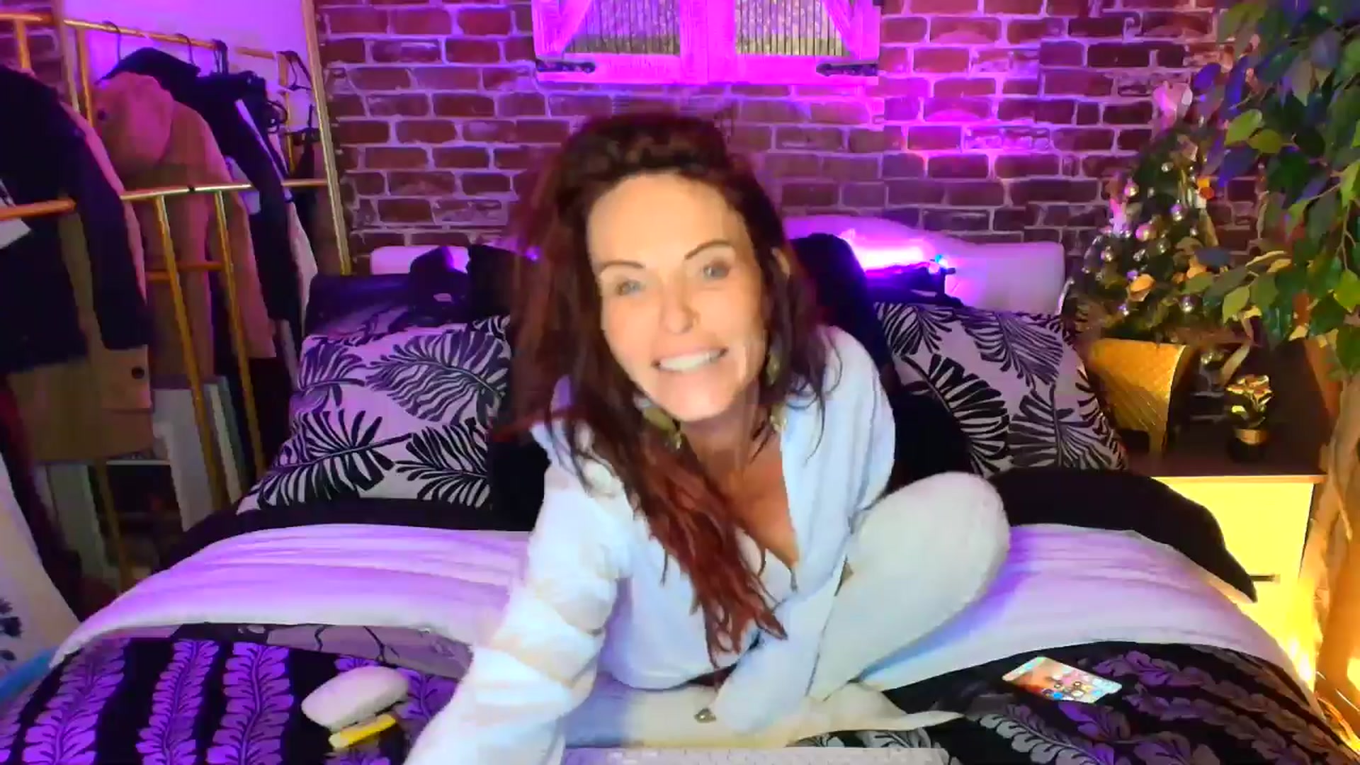 Gallery image thumbnail from AlabamaWhirly's myfreecams stream on, 12/01/2025, 16:01 image 15 of 20
