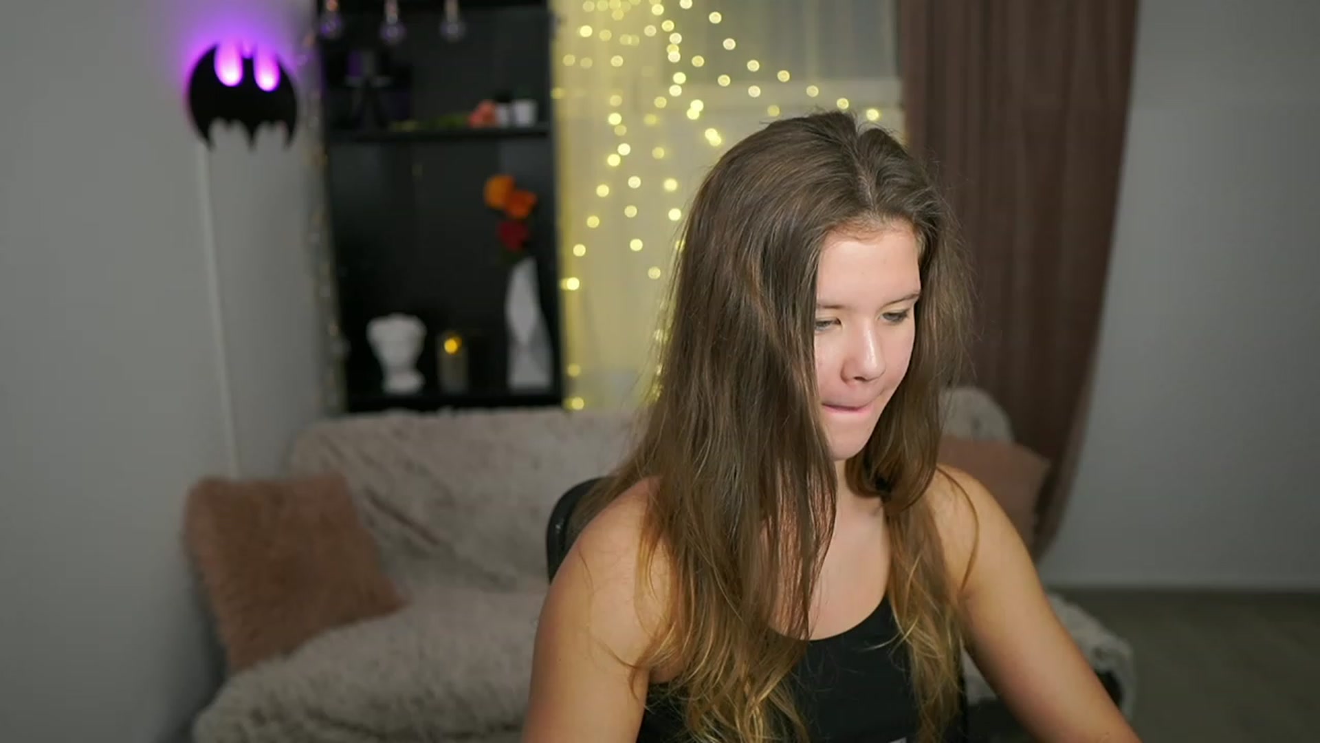 Gallery image thumbnail from Alaina__Fox's myfreecams stream on, 02/14/2024, 20:47 image 12 of 20