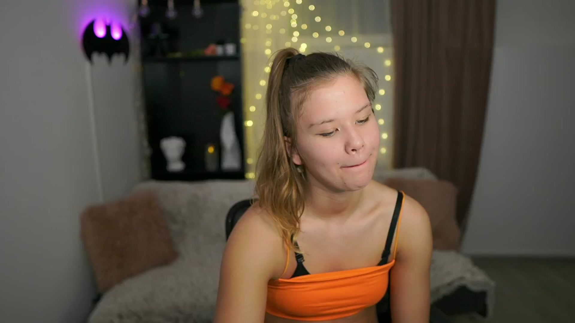 Gallery image thumbnail from Alaina__Fox's myfreecams stream on, 02/17/2024, 20:46 image 9 of 20