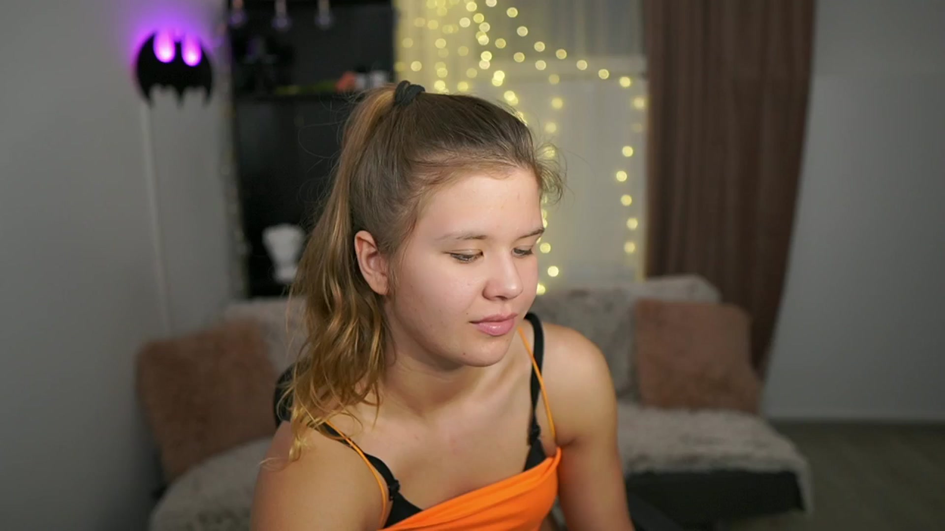 Gallery image thumbnail from Alaina__Fox's myfreecams stream on, 02/17/2024, 23:57 image 19 of 20