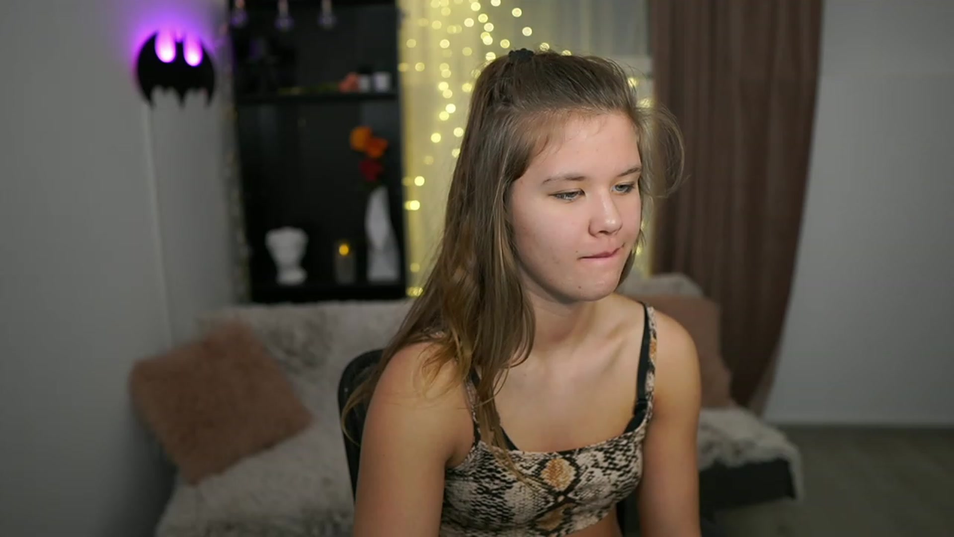 Gallery image thumbnail from Alaina__Fox's myfreecams stream on, 02/18/2024, 16:07 image 17 of 20