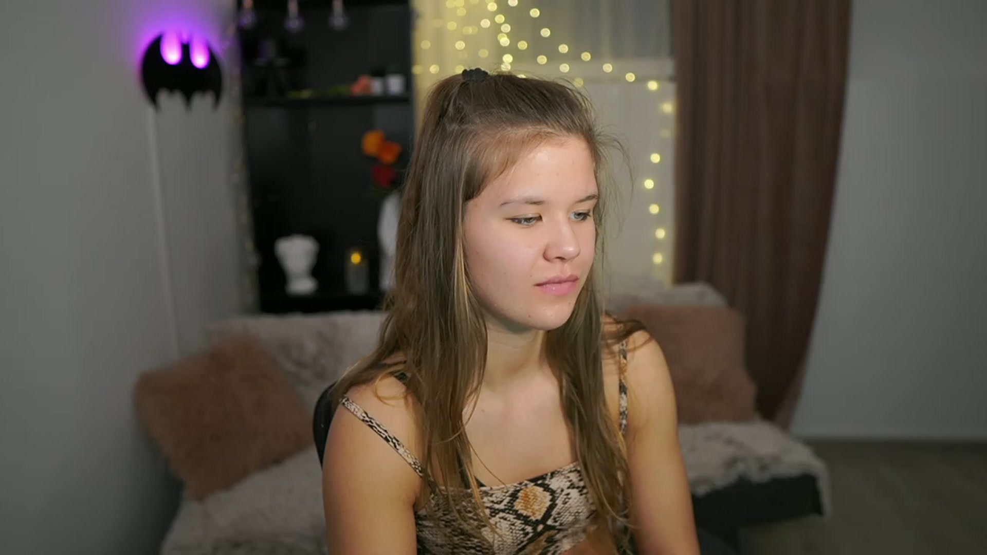 Gallery image thumbnail from Alaina__Fox's myfreecams stream on, 02/18/2024, 16:07 image 4 of 20