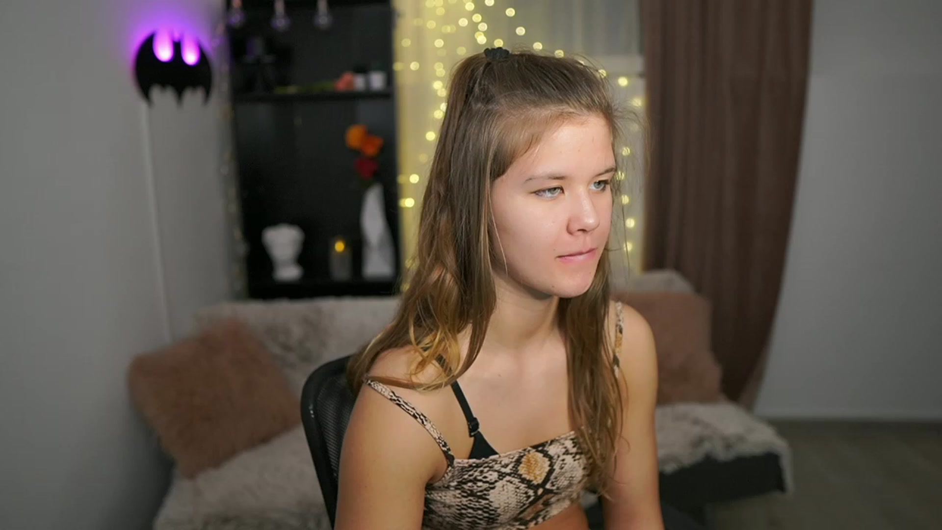 Gallery image thumbnail from Alaina__Fox's myfreecams stream on, 02/18/2024, 16:07 image 1 of 20