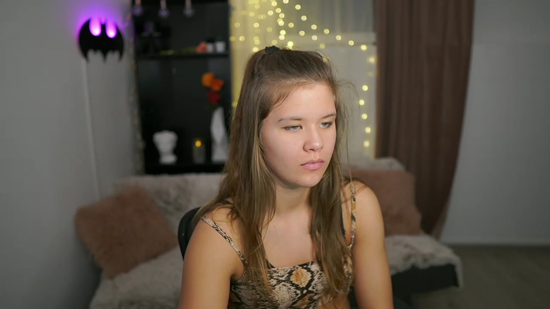 Gallery image thumbnail from Alaina__Fox's myfreecams stream on, 02/18/2024, 16:07 image 7 of 20