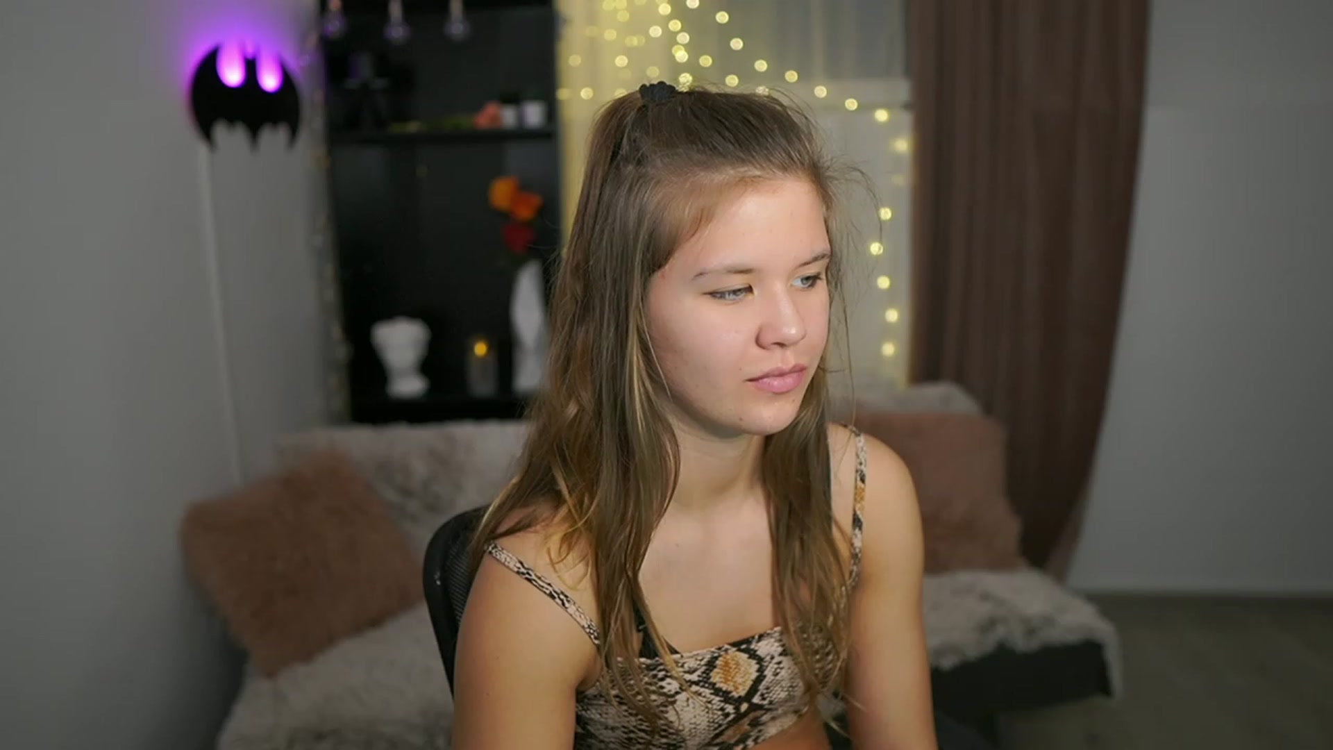 Gallery image thumbnail from Alaina__Fox's myfreecams stream on, 02/18/2024, 16:07 image 2 of 20