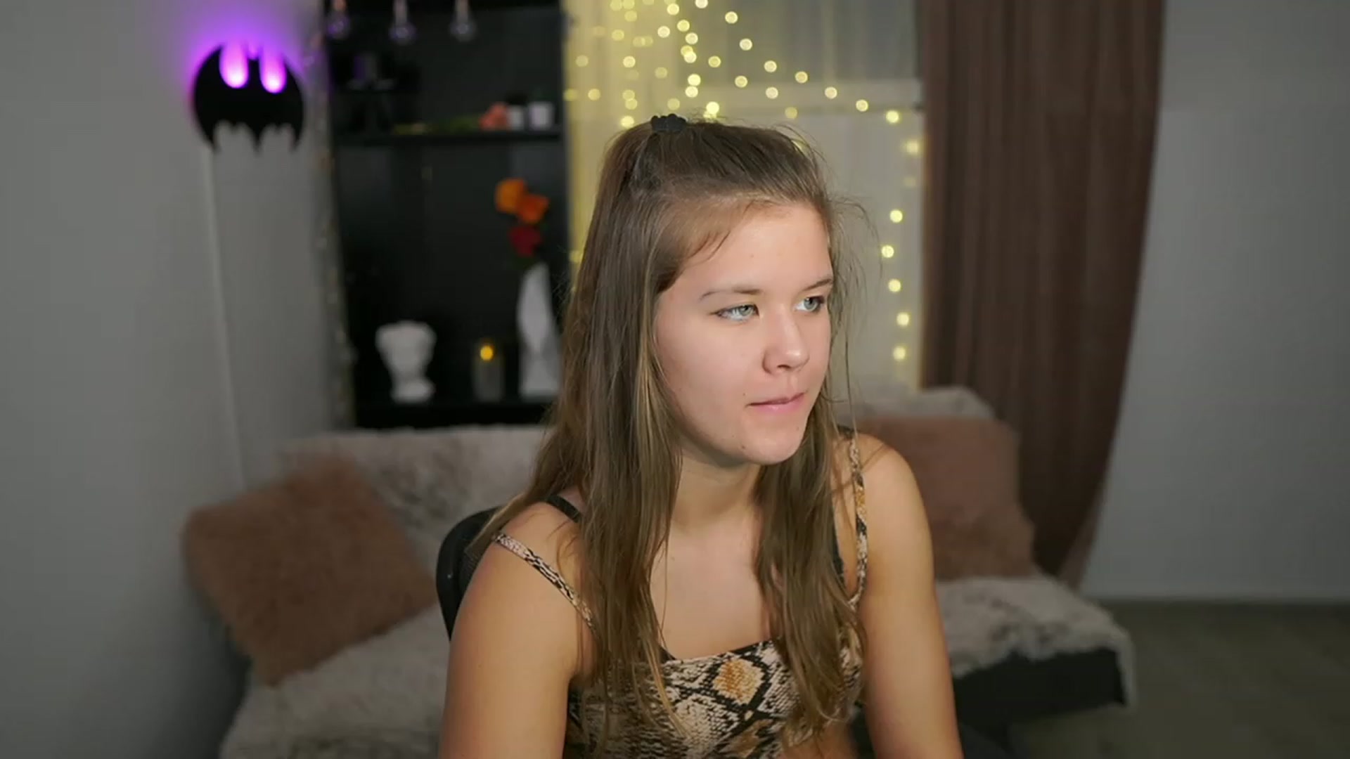 Gallery image thumbnail from Alaina__Fox's myfreecams stream on, 02/18/2024, 16:07 image 8 of 20