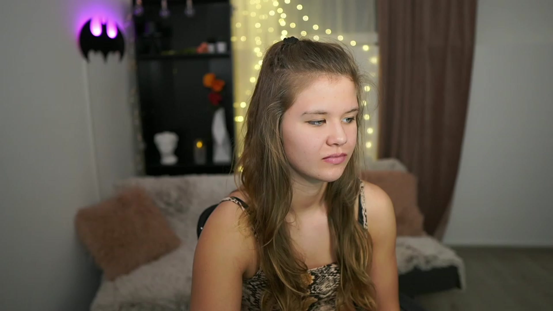 Gallery image thumbnail from Alaina__Fox's myfreecams stream on, 02/18/2024, 17:49 image 7 of 20