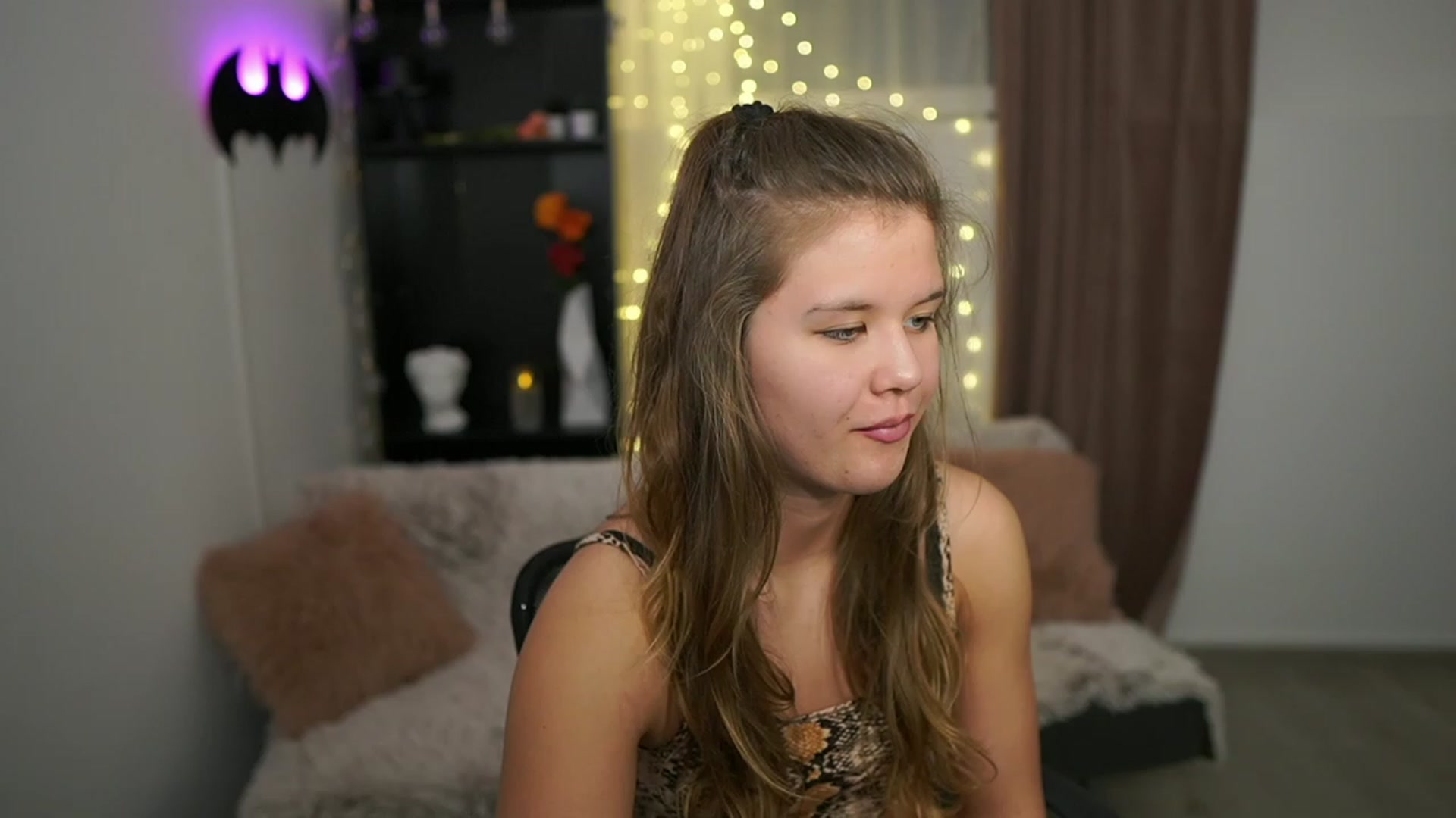Gallery image thumbnail from Alaina__Fox's myfreecams stream on, 02/18/2024, 17:49 image 1 of 20