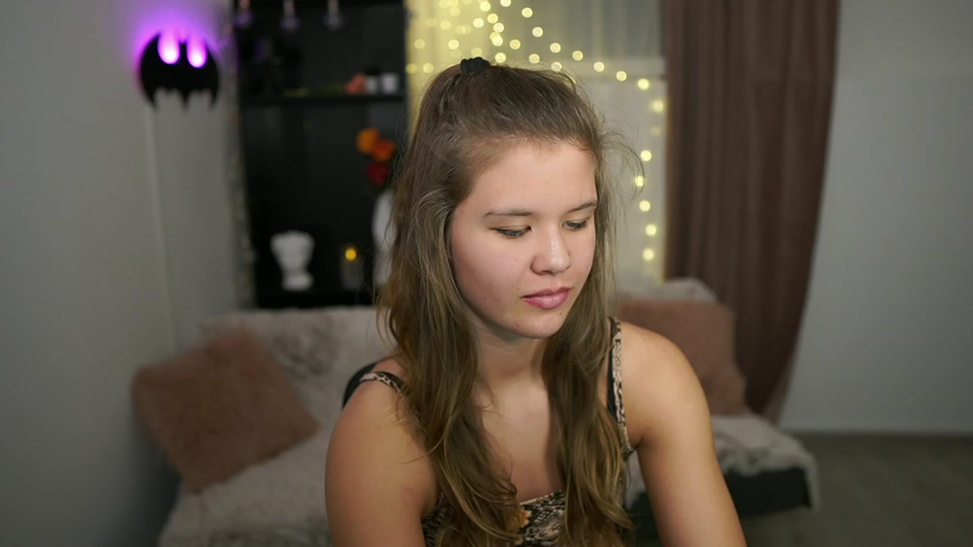 Gallery image thumbnail from Alaina__Fox's myfreecams stream on, 02/18/2024, 17:49 image 10 of 20