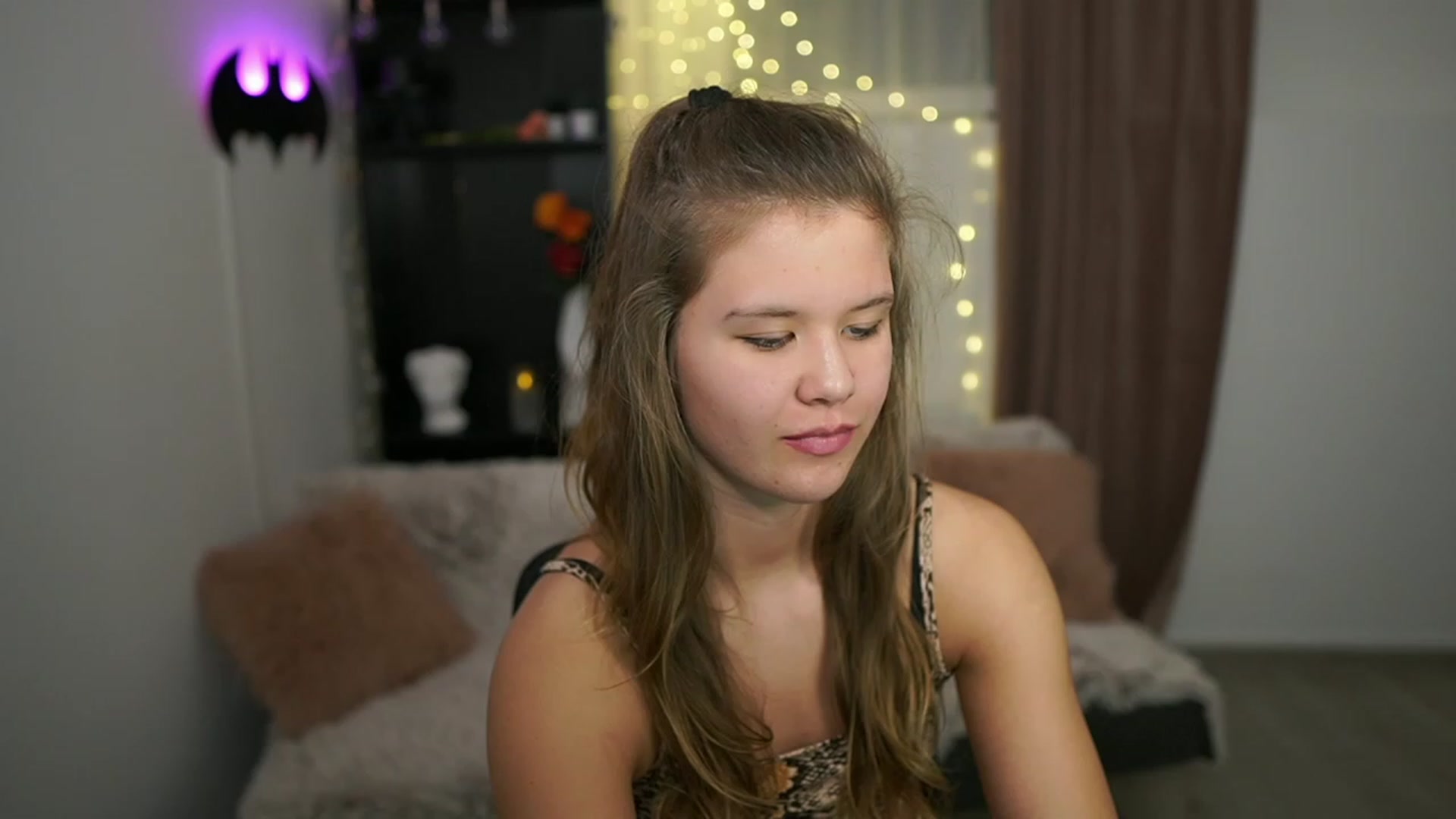 Gallery image thumbnail from Alaina__Fox's myfreecams stream on, 02/18/2024, 17:49 image 11 of 20