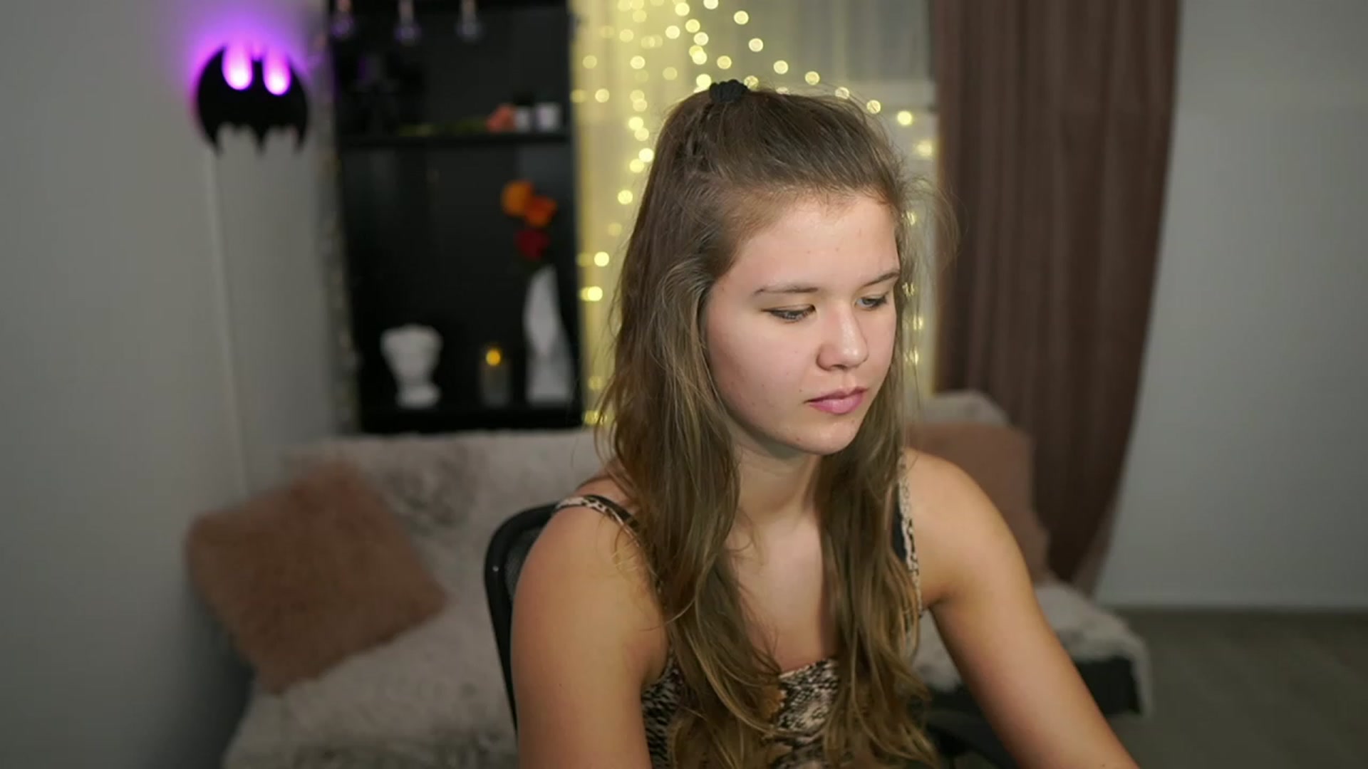 Gallery image thumbnail from Alaina__Fox's myfreecams stream on, 02/18/2024, 17:49 image 12 of 20