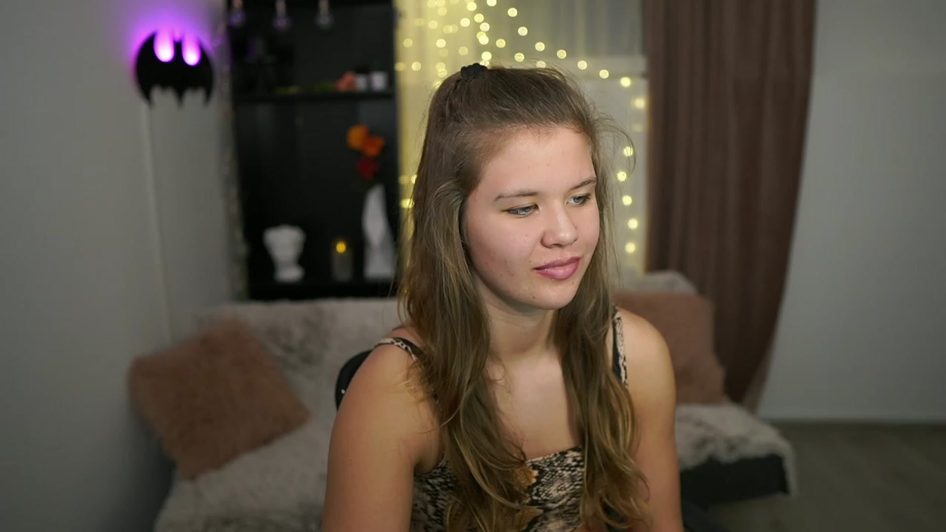 Gallery image thumbnail from Alaina__Fox's myfreecams stream on, 02/18/2024, 17:49 image 6 of 20