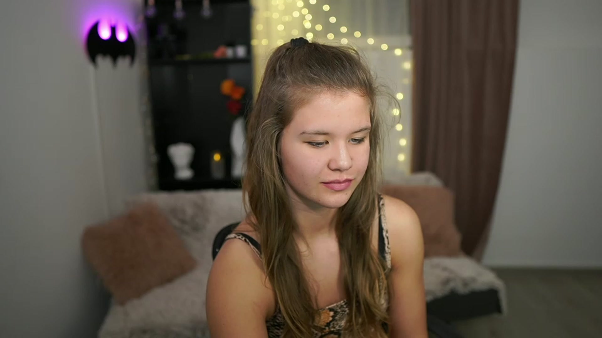 Gallery image thumbnail from Alaina__Fox's myfreecams stream on, 02/18/2024, 17:49 image 16 of 20