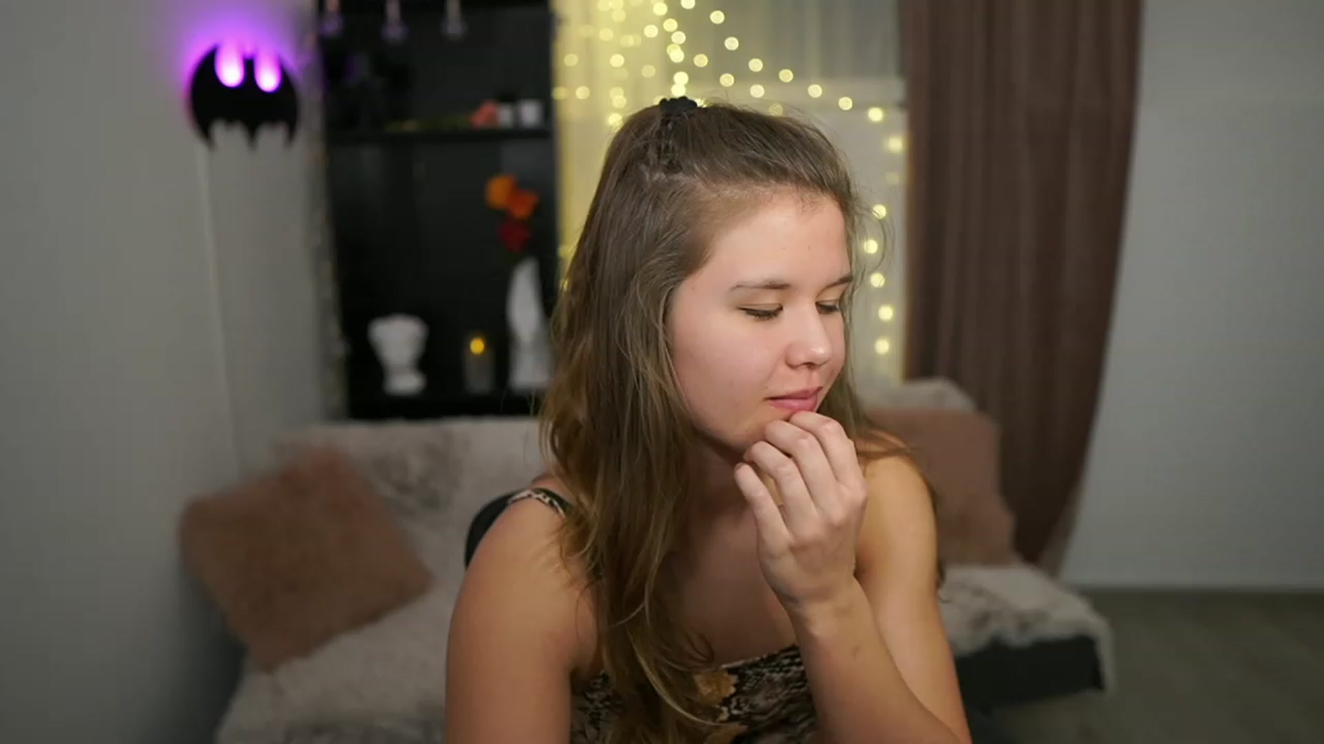 Gallery image thumbnail from Alaina__Fox's myfreecams stream on, 02/18/2024, 17:49 image 3 of 20