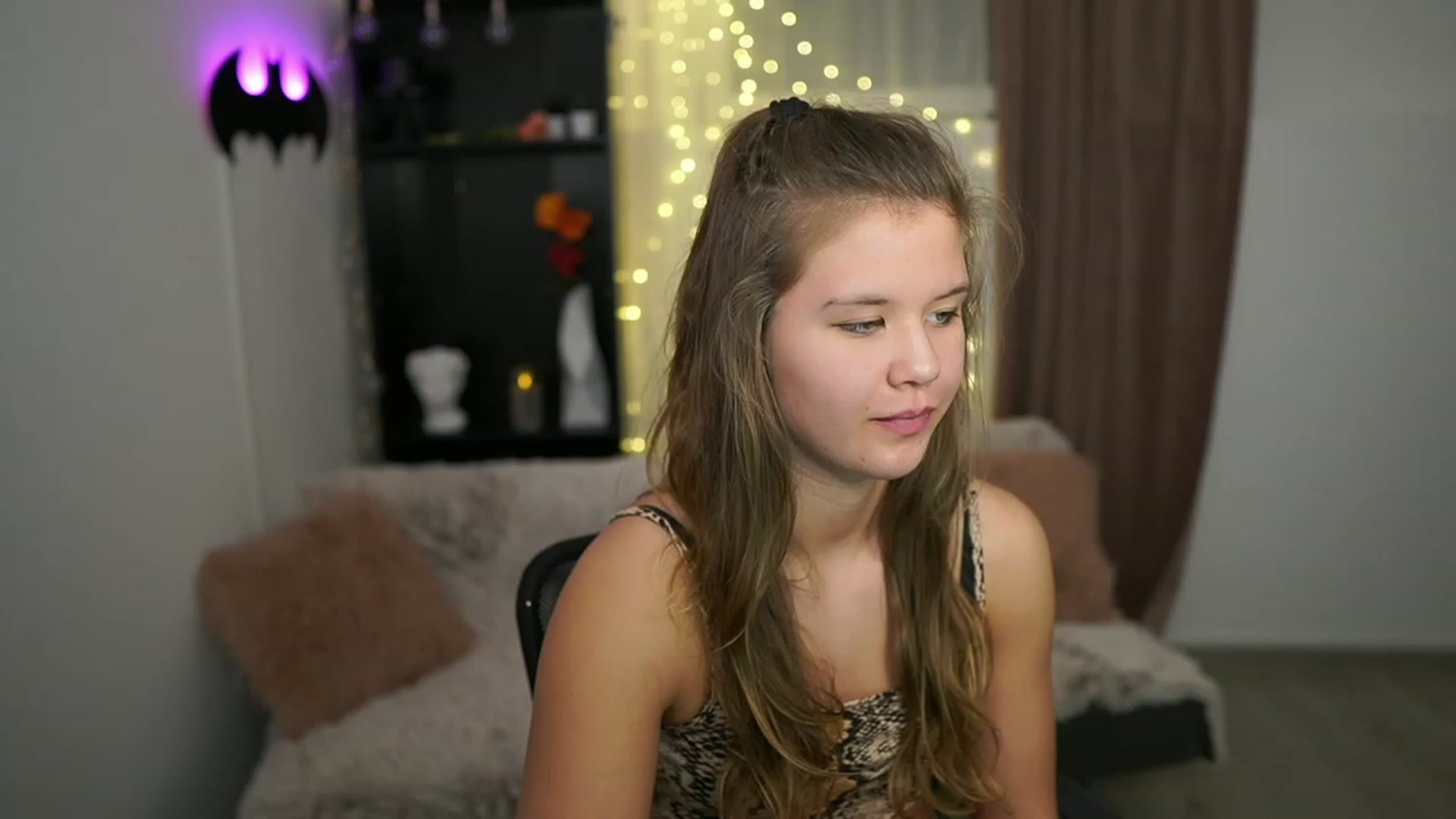 Gallery image thumbnail from Alaina__Fox's myfreecams stream on, 02/18/2024, 17:49 image 13 of 20
