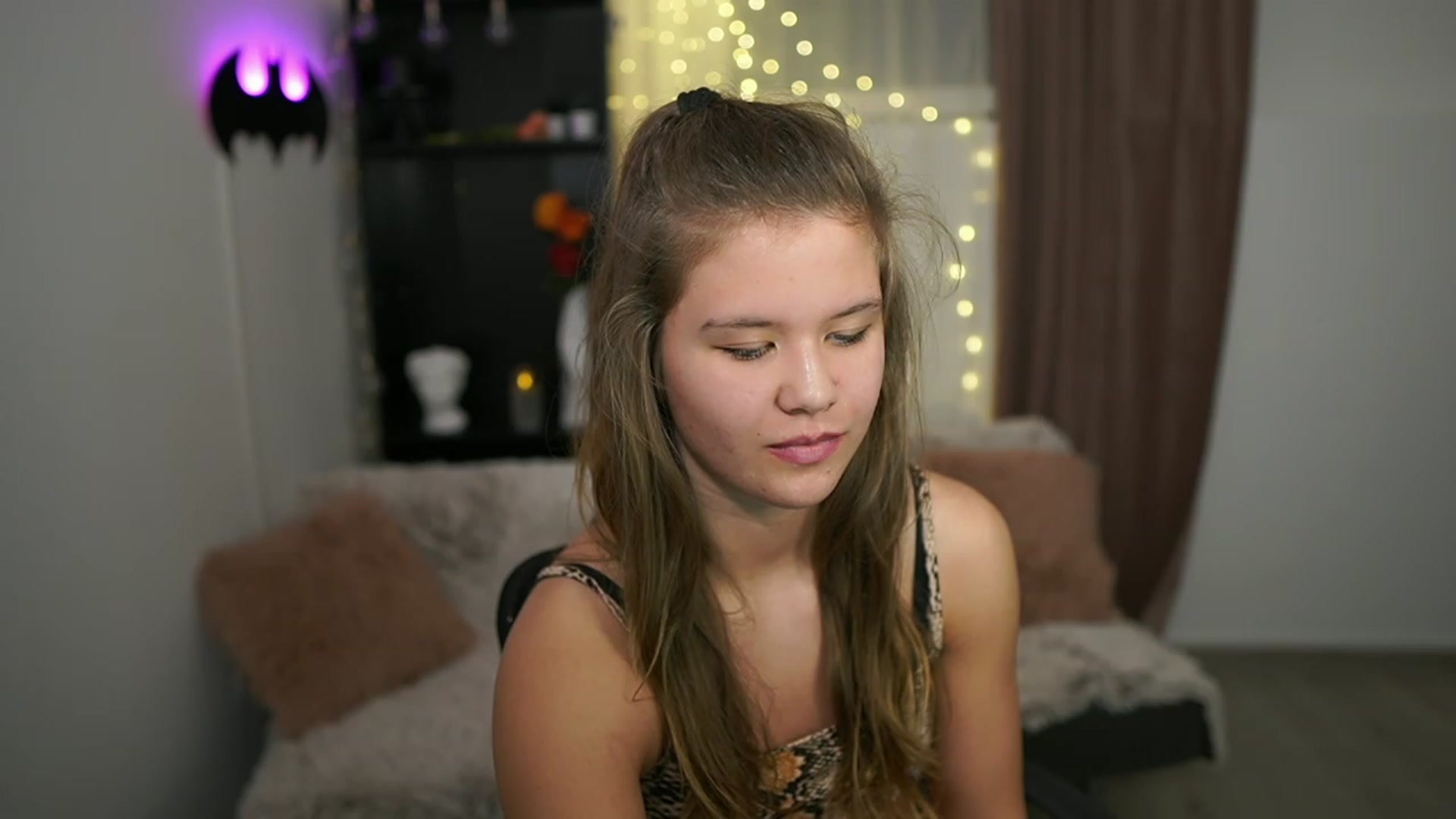 Gallery image thumbnail from Alaina__Fox's myfreecams stream on, 02/18/2024, 17:49 image 18 of 20