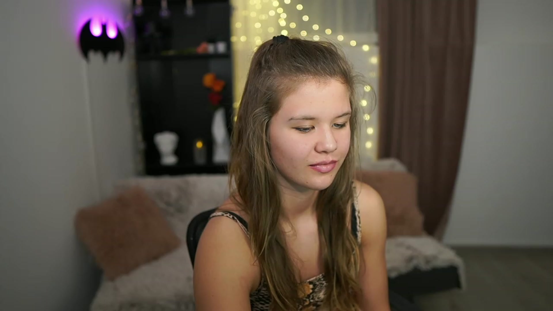 Gallery image thumbnail from Alaina__Fox's myfreecams stream on, 02/18/2024, 17:49 image 17 of 20
