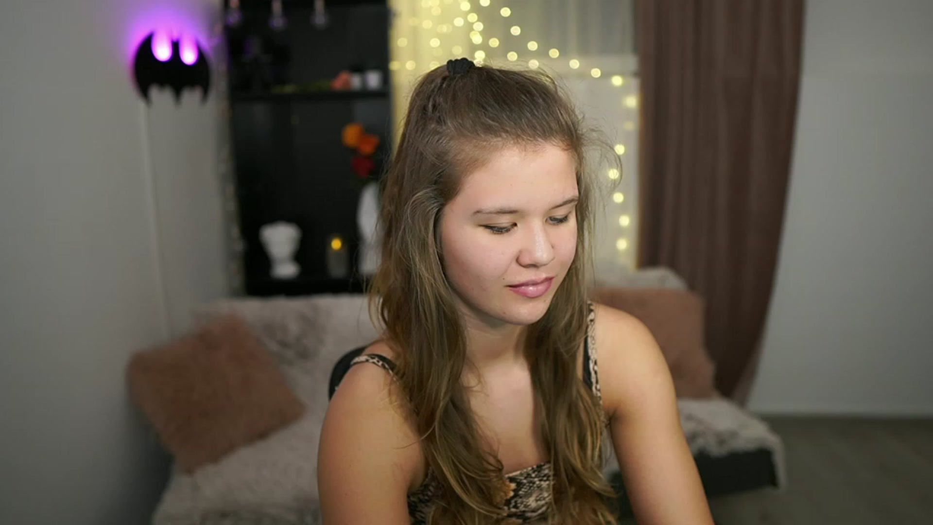 Gallery image thumbnail from Alaina__Fox's myfreecams stream on, 02/18/2024, 17:49 image 8 of 20