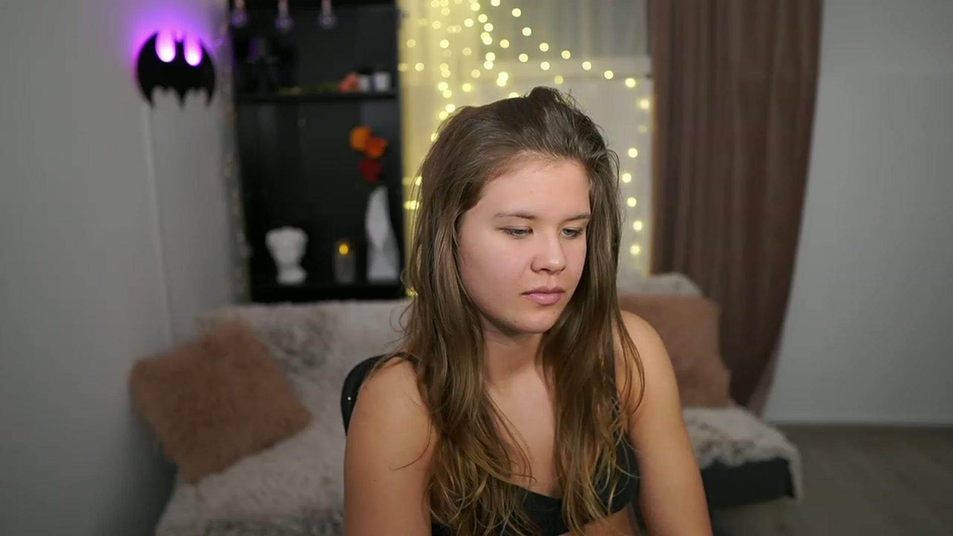Gallery image thumbnail from Alaina__Fox's myfreecams stream on, 02/18/2024, 18:48 image 18 of 20