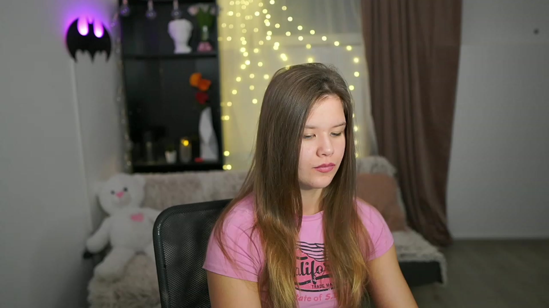 Gallery image thumbnail from Alaina__Fox's myfreecams stream on, 02/25/2024, 15:00 image 3 of 20