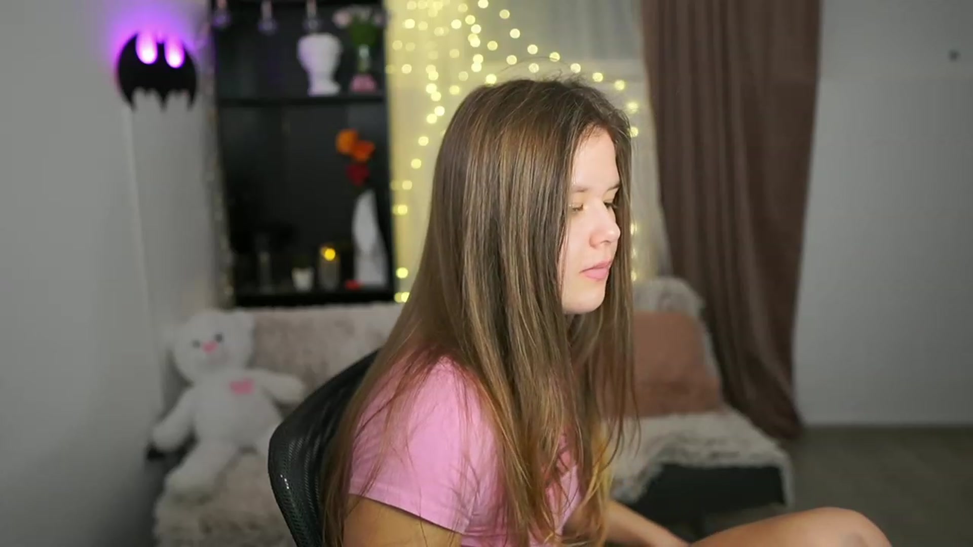 Gallery image thumbnail from Alaina__Fox's myfreecams stream on, 02/25/2024, 17:50 image 19 of 20