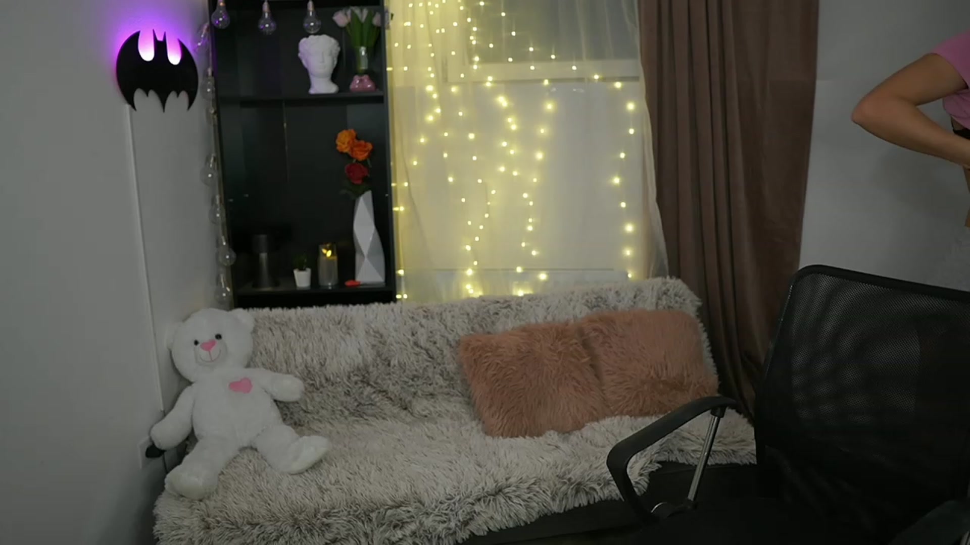 Gallery image thumbnail from Alaina__Fox's myfreecams stream on, 02/25/2024, 17:50 image 9 of 20