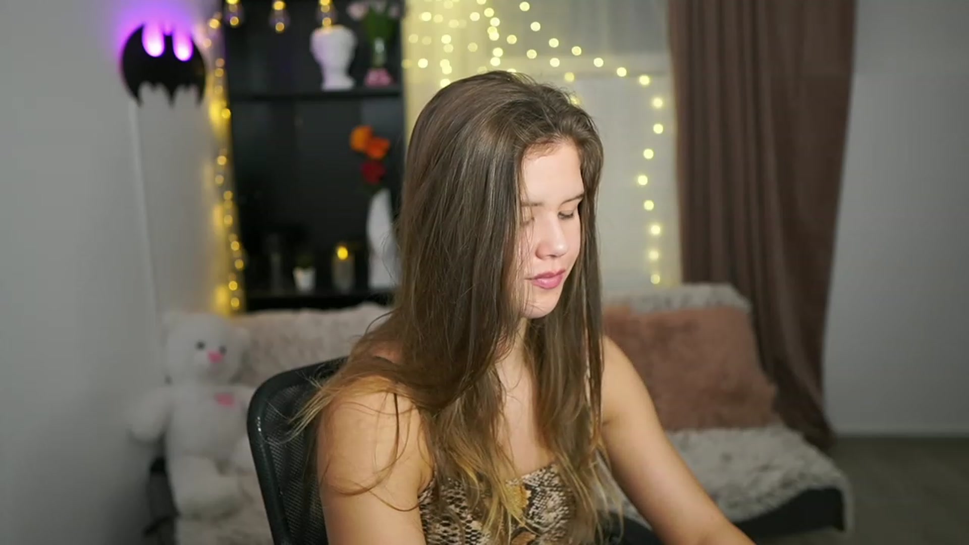 Gallery image thumbnail from Alaina__Fox's myfreecams stream on, 02/27/2024, 21:16 image 6 of 20