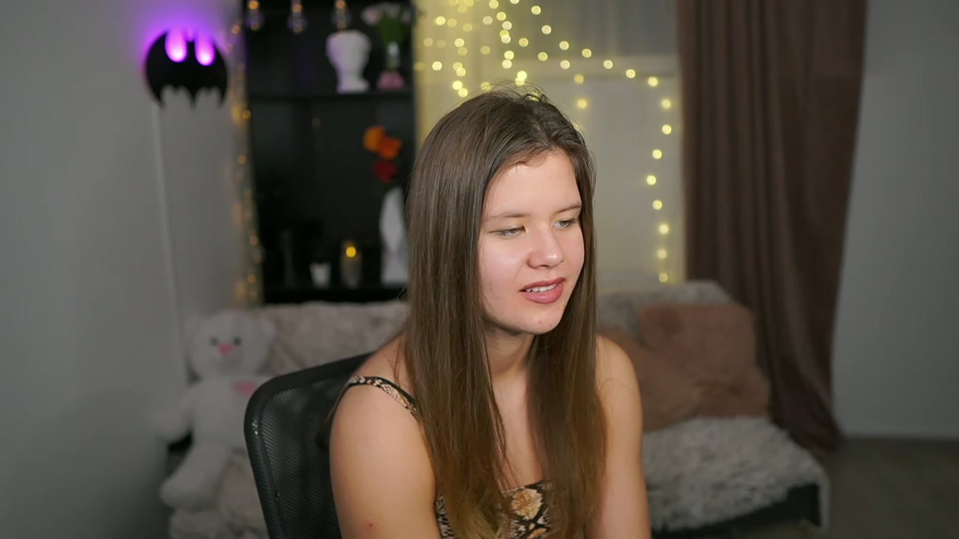 Gallery image thumbnail from Alaina__Fox's myfreecams stream on, 03/03/2024, 19:12 image 4 of 20