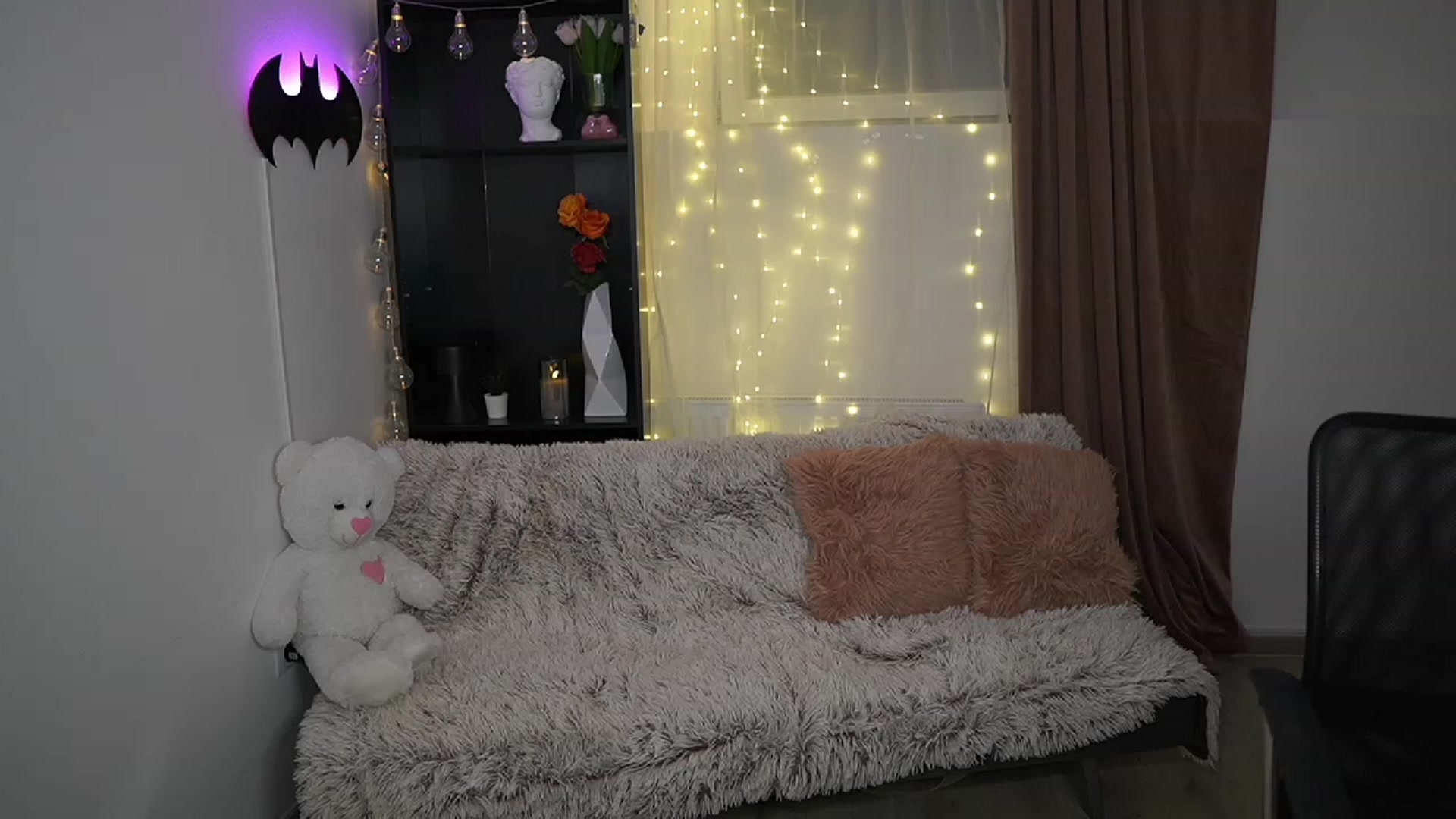 Gallery image thumbnail from Alaina__Fox's myfreecams stream on, 03/11/2024, 22:04 image 19 of 20