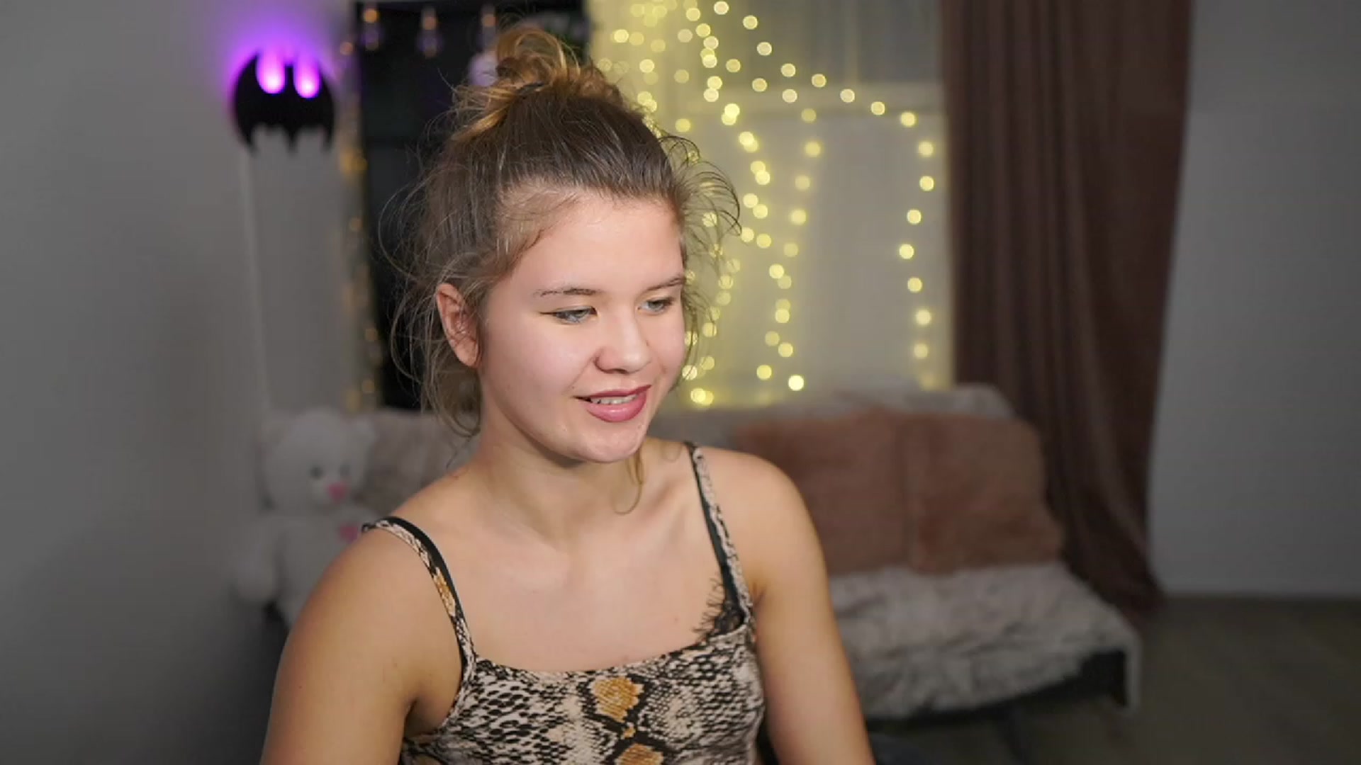 Gallery image thumbnail from Alaina__Fox's myfreecams stream on, 03/11/2024, 22:04 image 20 of 20