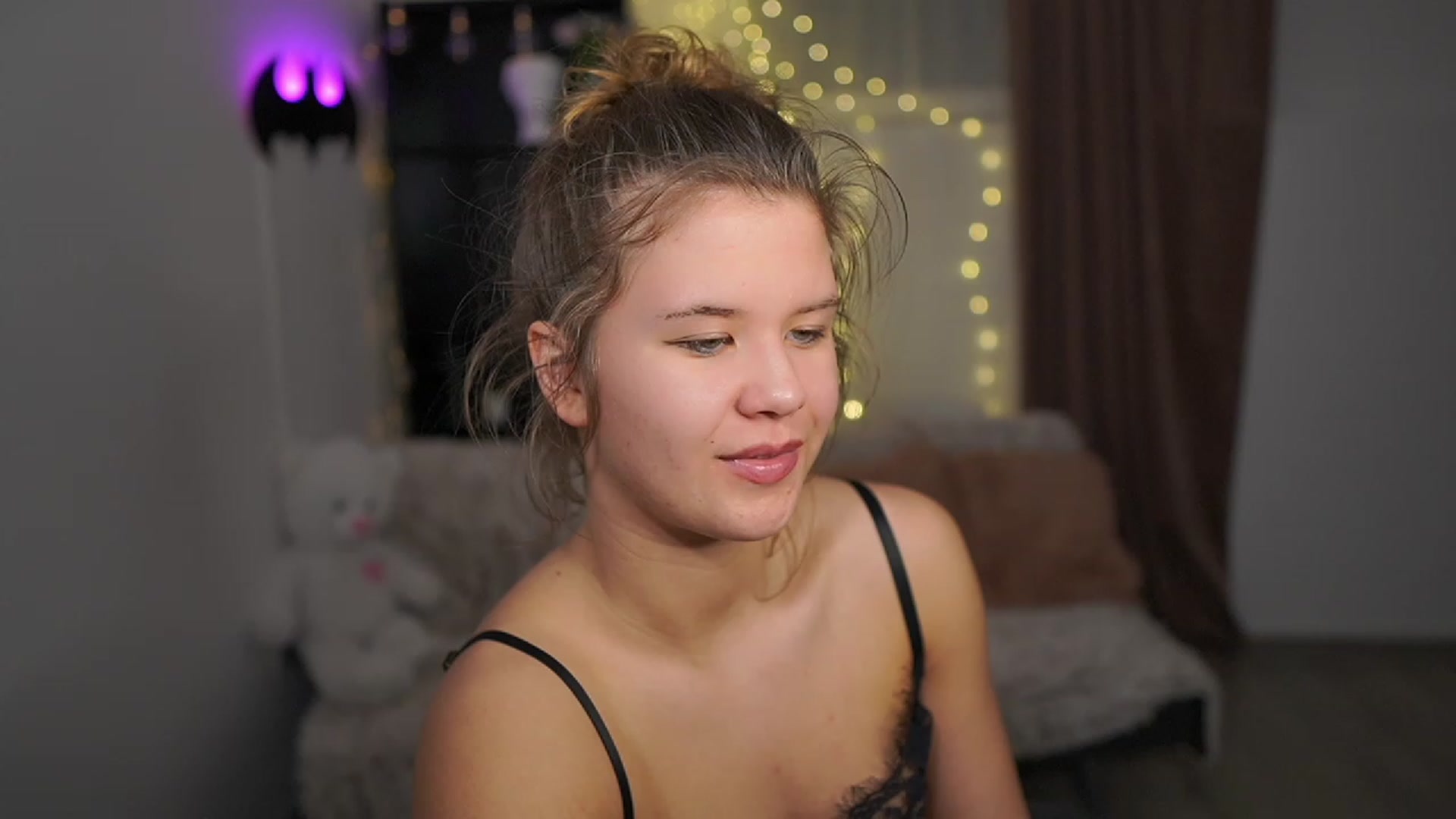 Gallery image thumbnail from Alaina__Fox's myfreecams stream on, 03/12/2024, 24:01 image 3 of 20