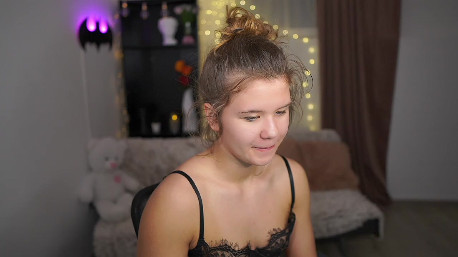 Gallery image thumbnail from Alaina__Fox's myfreecams stream on, 03/12/2024, 24:01 image 5 of 20