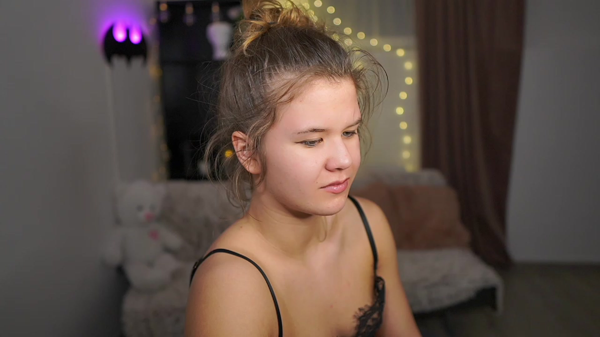 Gallery image thumbnail from Alaina__Fox's myfreecams stream on, 03/12/2024, 24:01 image 4 of 20