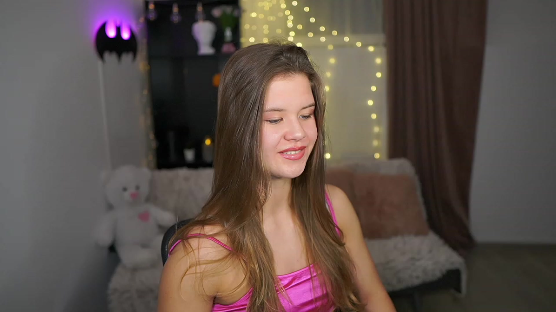 Gallery image thumbnail from Alaina__Fox's myfreecams stream on, 03/13/2024, 24:25 image 8 of 20
