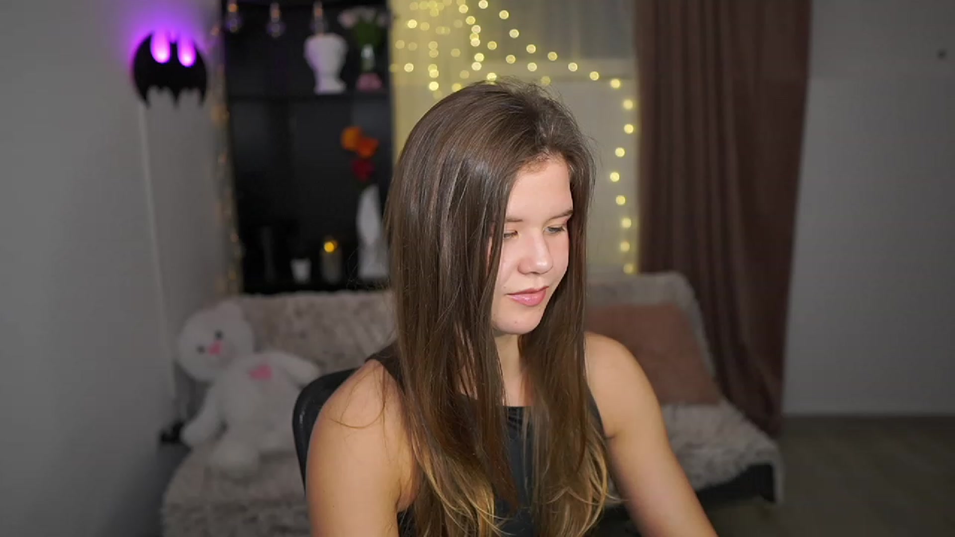 Gallery image thumbnail from Alaina__Fox's myfreecams stream on, 03/14/2024, 22:55 image 12 of 20