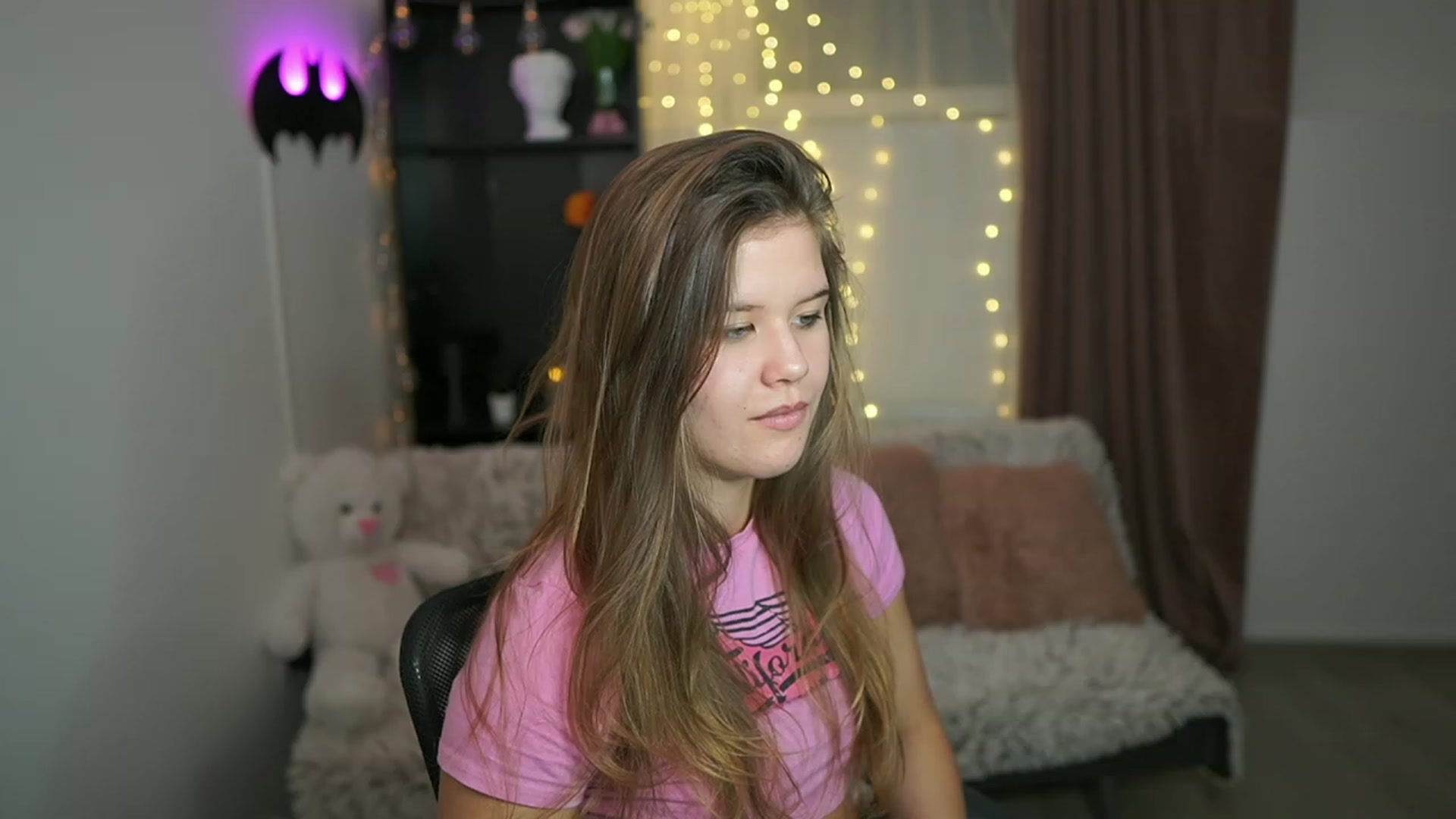 Gallery image thumbnail from Alaina__Fox's myfreecams stream on, 03/17/2024, 15:25 image 9 of 20