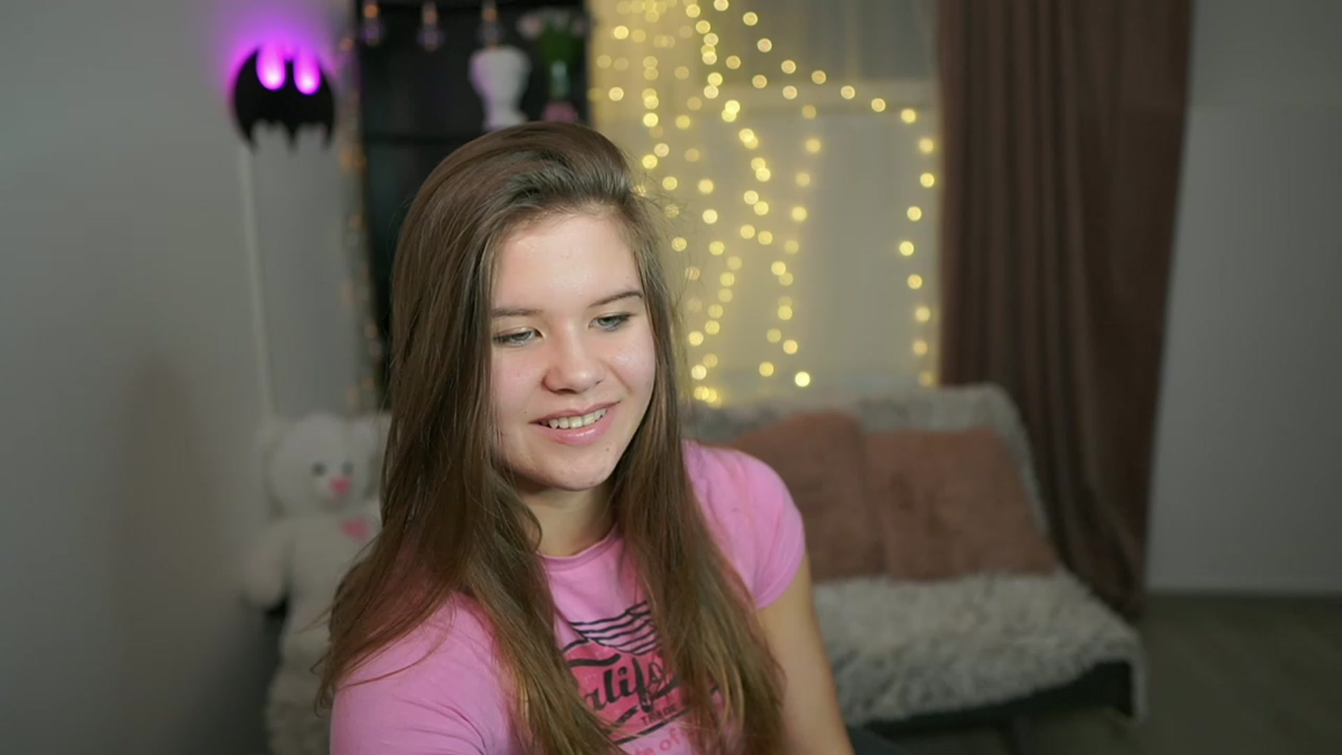 Gallery image thumbnail from Alaina__Fox's myfreecams stream on, 03/17/2024, 16:46 image 6 of 20