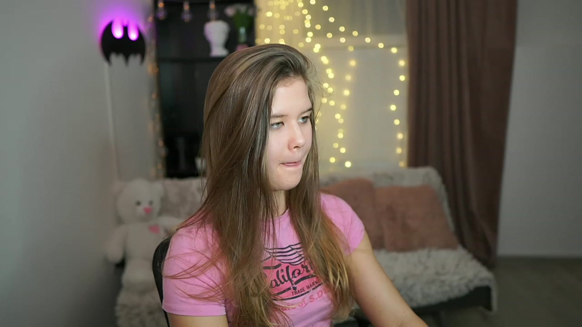 Gallery image thumbnail from Alaina__Fox's myfreecams stream on, 03/17/2024, 16:46 image 3 of 20