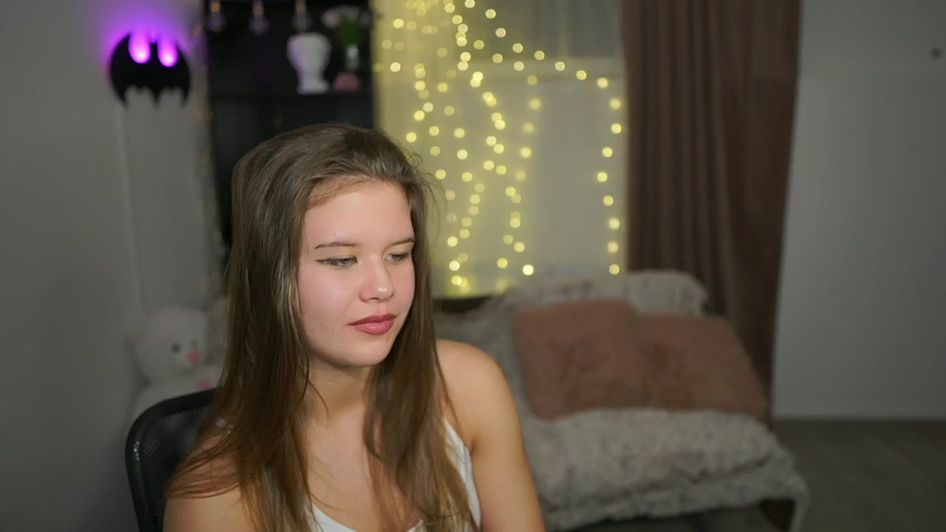 Gallery image thumbnail from Alaina__Fox's myfreecams stream on, 03/22/2024, 24:08 image 16 of 20