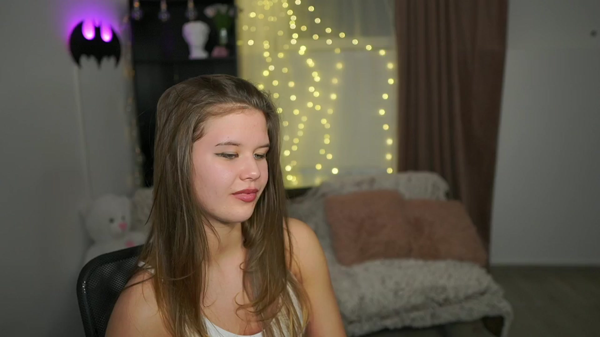Gallery image thumbnail from Alaina__Fox's myfreecams stream on, 03/22/2024, 24:08 image 11 of 20