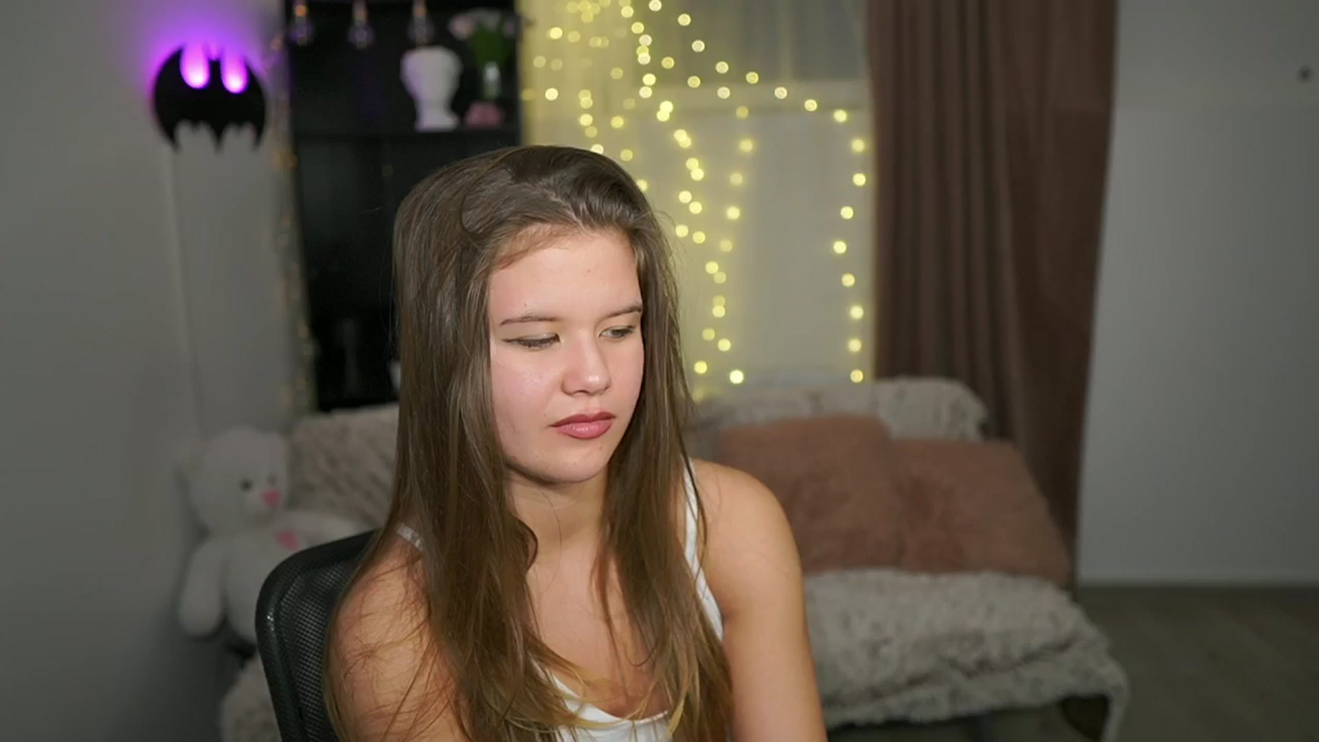 Gallery image thumbnail from Alaina__Fox's myfreecams stream on, 03/22/2024, 24:08 image 1 of 20