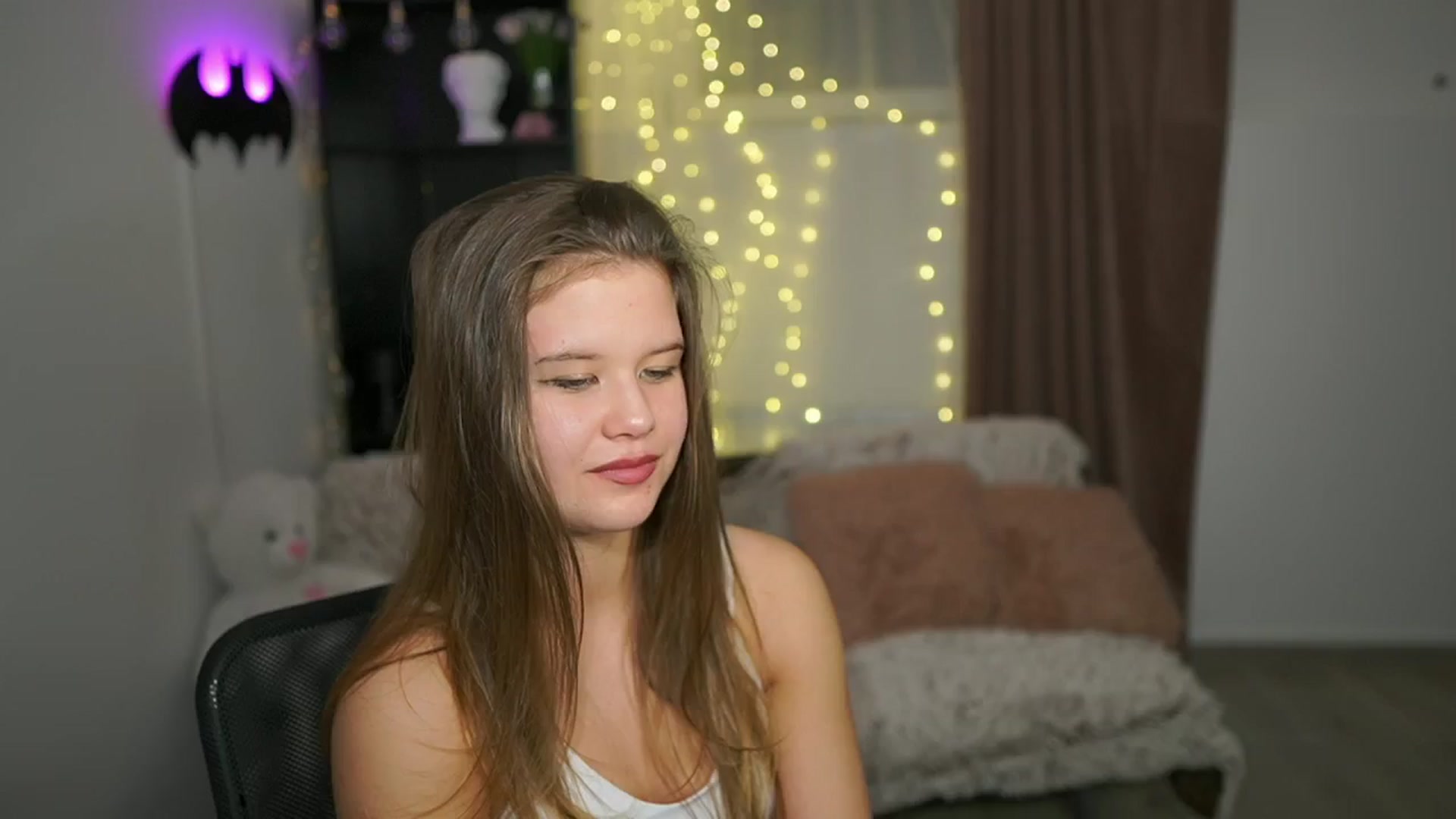 Gallery image thumbnail from Alaina__Fox's myfreecams stream on, 03/22/2024, 24:08 image 17 of 20