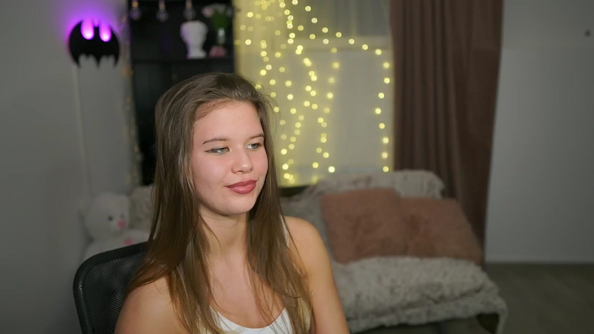Gallery image thumbnail from Alaina__Fox's myfreecams stream on, 03/22/2024, 24:08 image 15 of 20