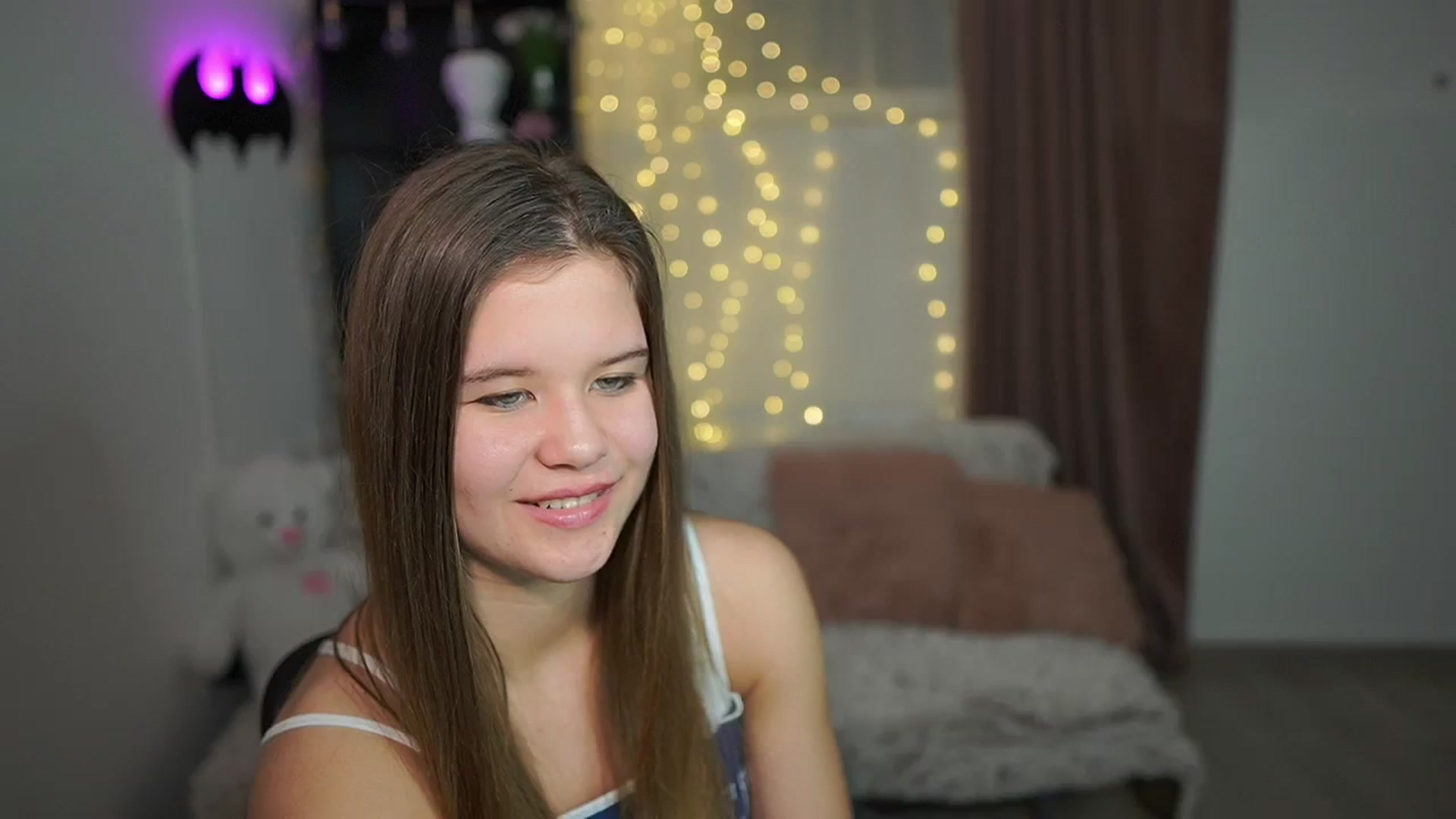 Gallery image thumbnail from Alaina__Fox's myfreecams stream on, 03/24/2024, 13:39 image 16 of 20
