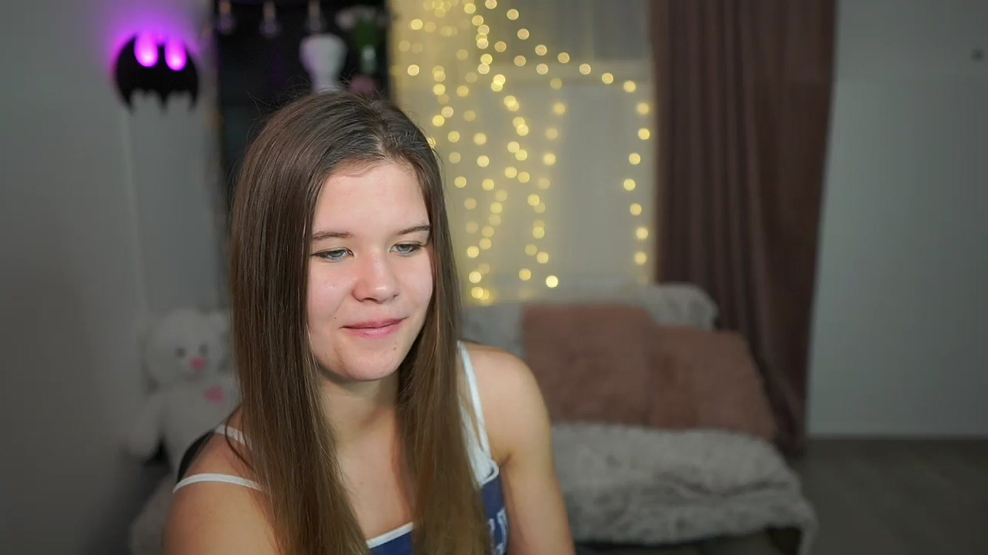 Gallery image thumbnail from Alaina__Fox's myfreecams stream on, 03/24/2024, 13:39 image 8 of 20