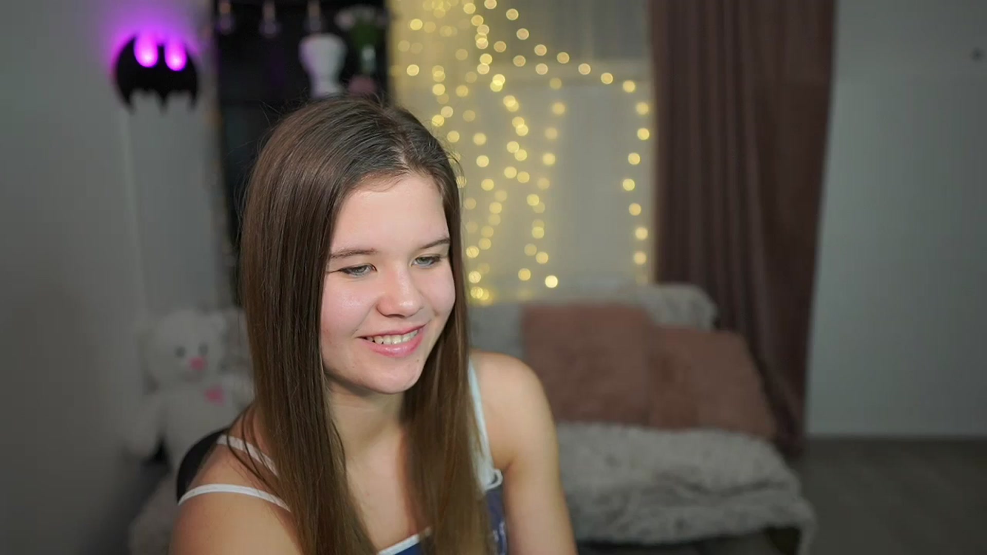 Gallery image thumbnail from Alaina__Fox's myfreecams stream on, 03/24/2024, 13:39 image 15 of 20