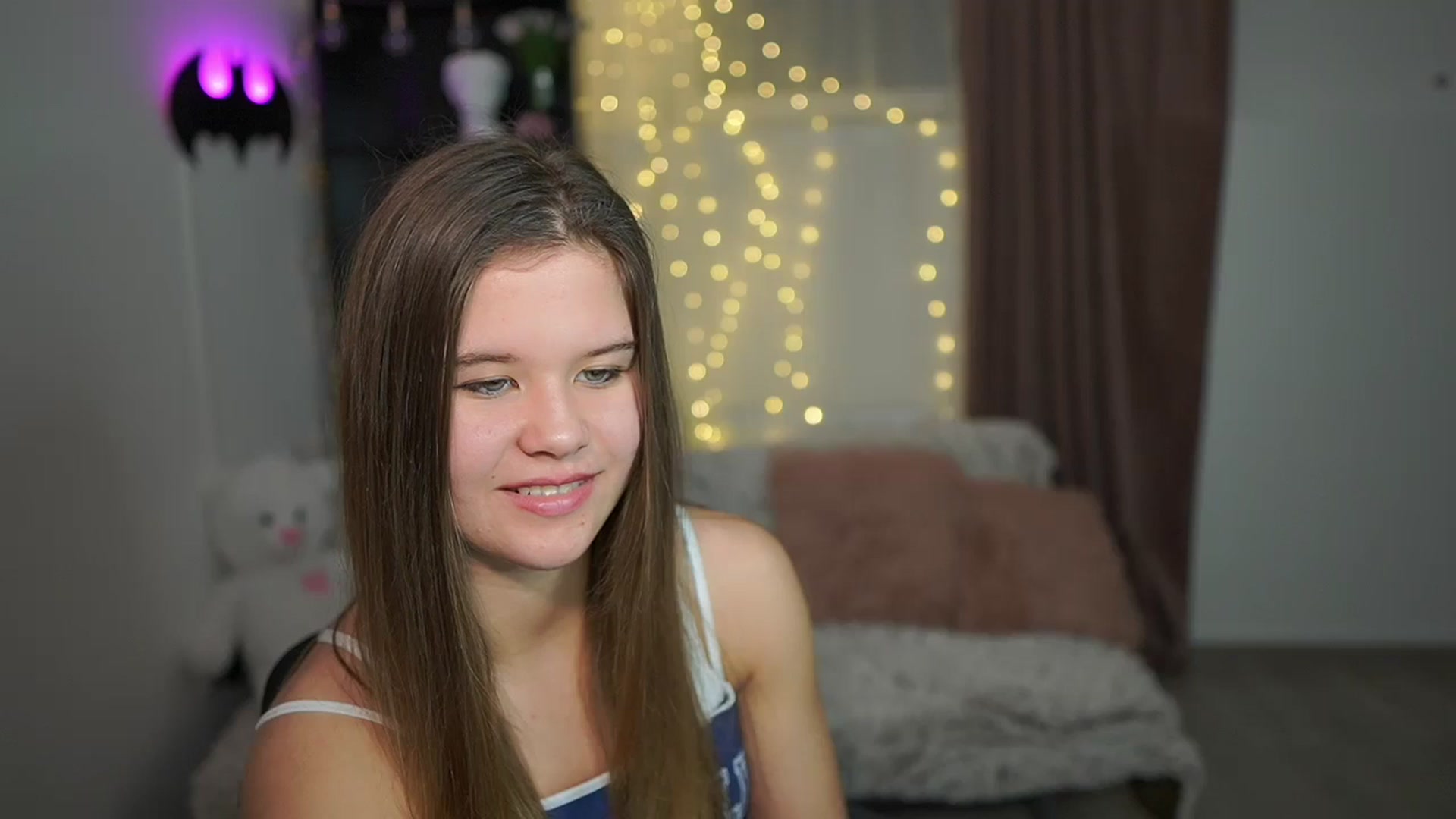 Gallery image thumbnail from Alaina__Fox's myfreecams stream on, 03/24/2024, 13:39 image 7 of 20