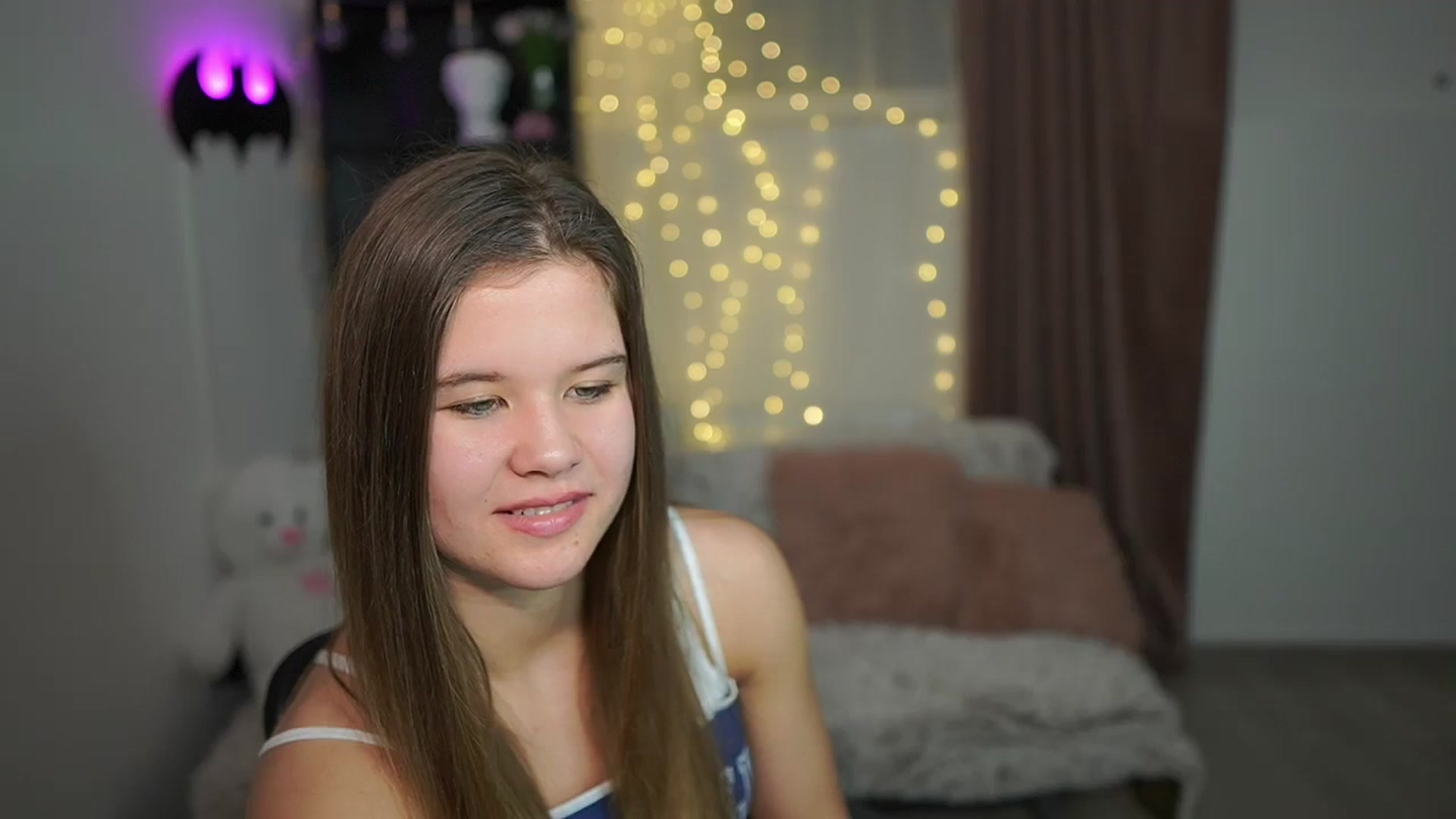 Gallery image thumbnail from Alaina__Fox's myfreecams stream on, 03/24/2024, 13:39 image 10 of 20